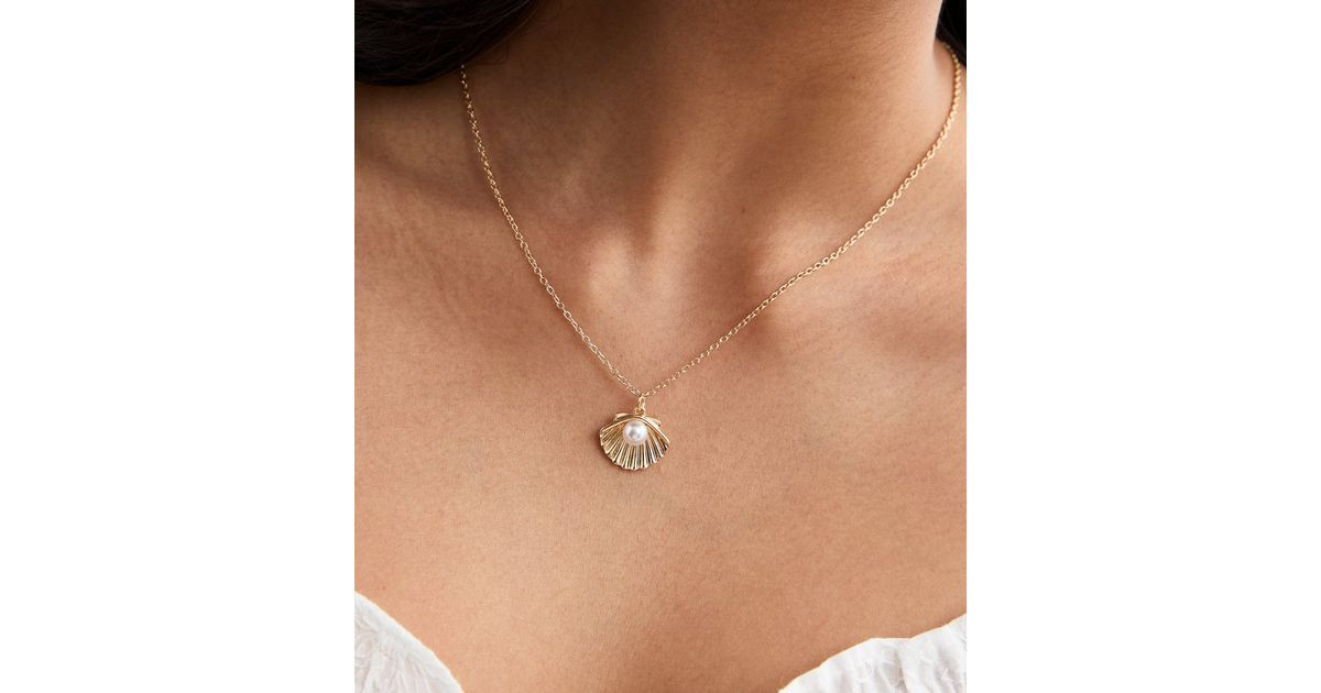 Gold Tone Single Shell Faux Pearl Pendant Necklace | New Look | New Look (UK)