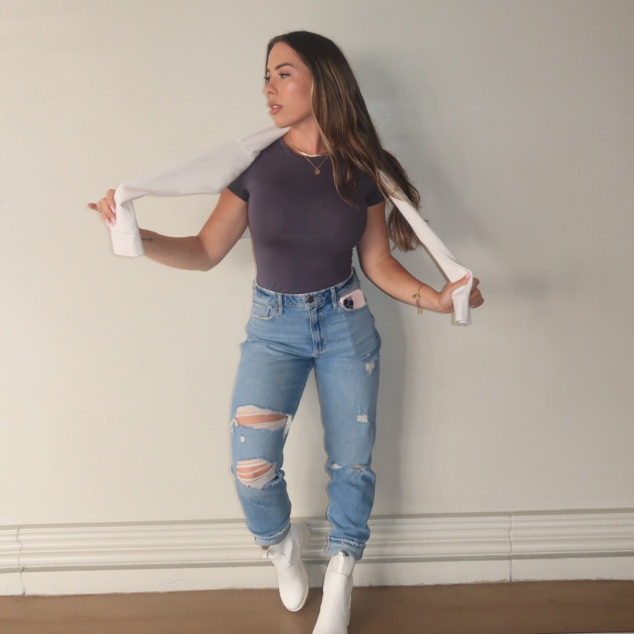 Summer outfit

#summeroutfit #outfitinspo #bluejeans #rippedjeans #grey #blue #skims #skimsdupe #white #jeanwothboots #outfit 