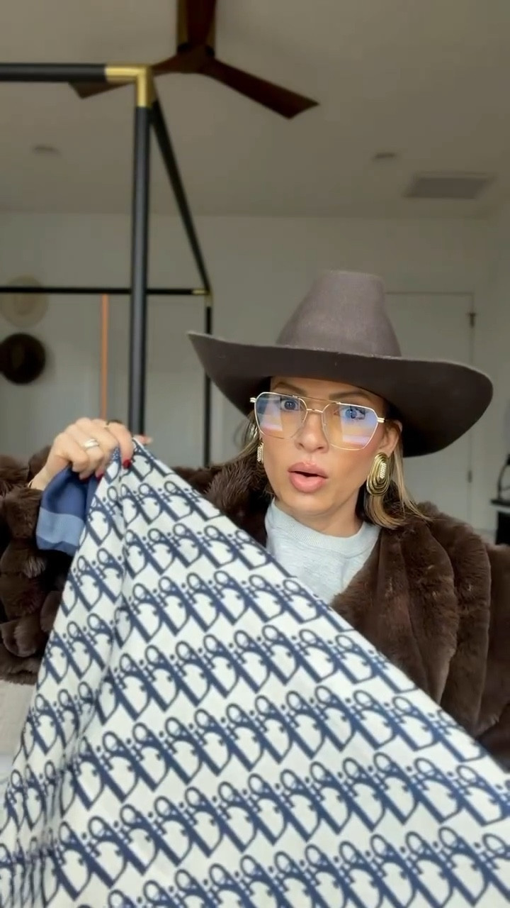 how to make your friends and family look rich without going poor🎅🏻😎🎁 

Scent is santal & vetiver 

The first time I showed that Hermes inspired shawl, you guys went crazy over it. It’s such a nice material. I also own it in a pale blue as well. The loafers run tts. I’m wearing a s/m in my coat and a medium in my Amazon sweatshirt.

For the mini Kelly looking bag
https://www.avonaofficial.com/ashley22
Use code ASHLEY22 for 22% off

Earrings are from tame New York


#LTKHoliday #LTKGiftGuide #LTKFindsUnder50