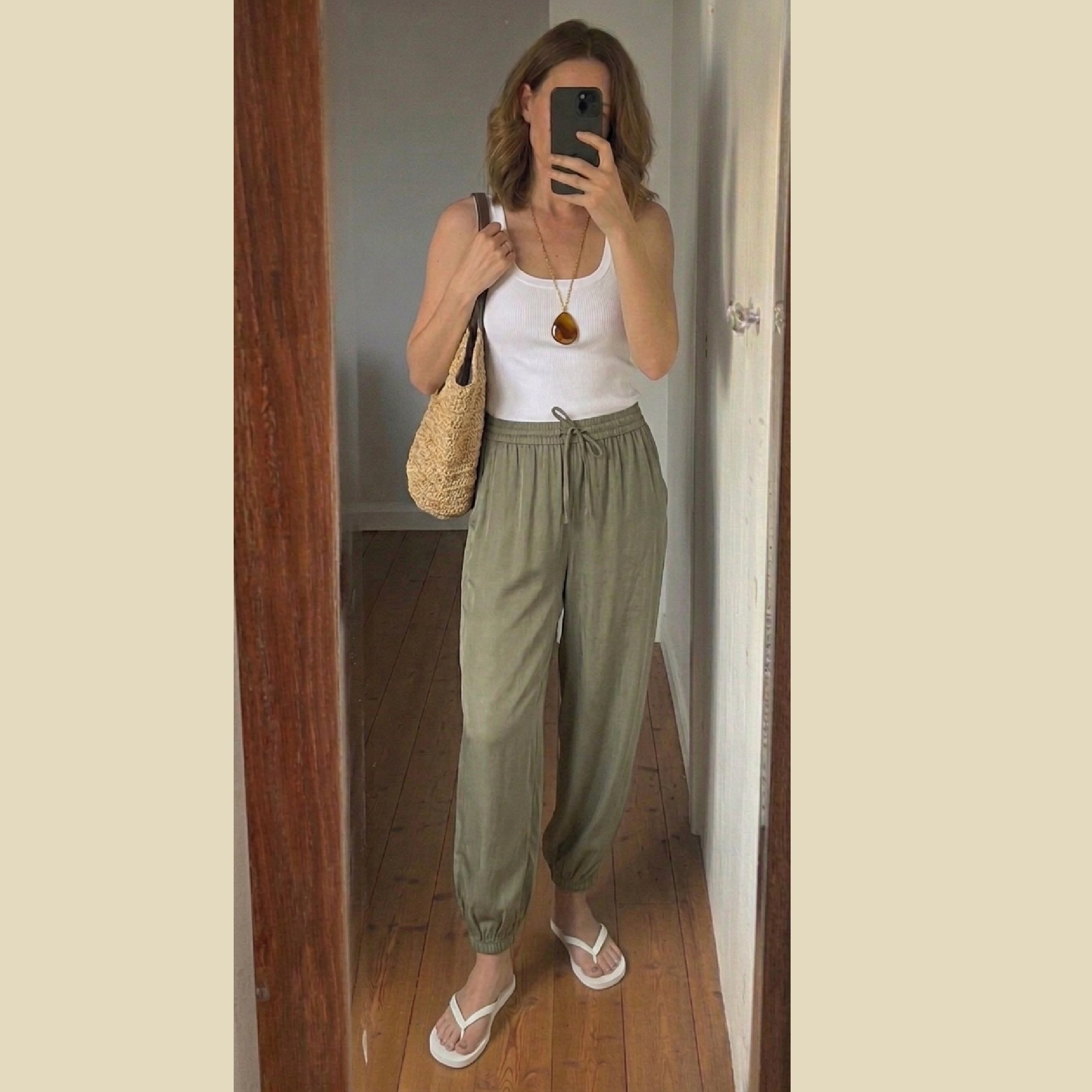 Easy, comfortable #summerholidayoutfit incorporating a trend in a subtle way #balloontrousers