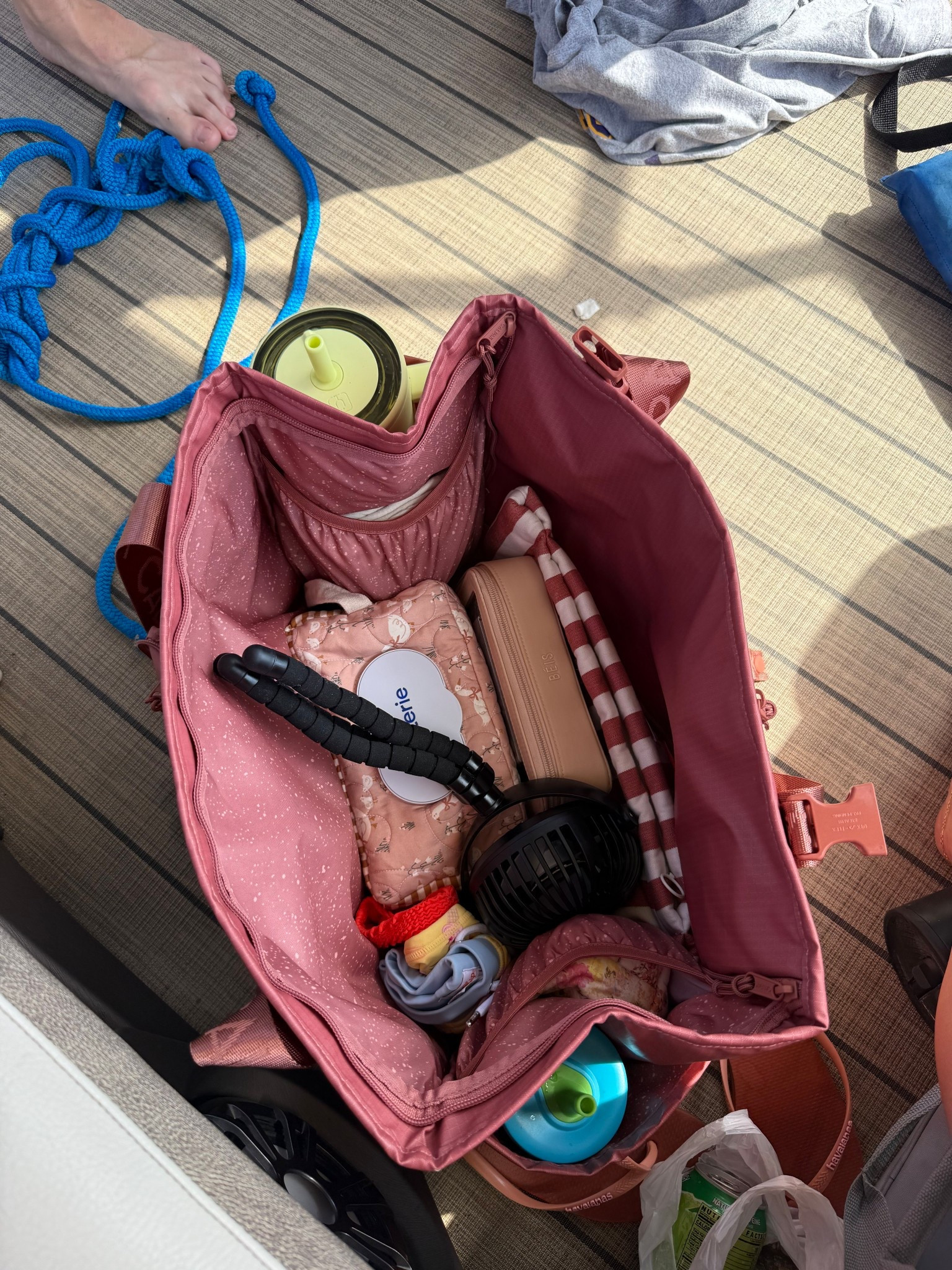 What’s in my mom bag for the lake!