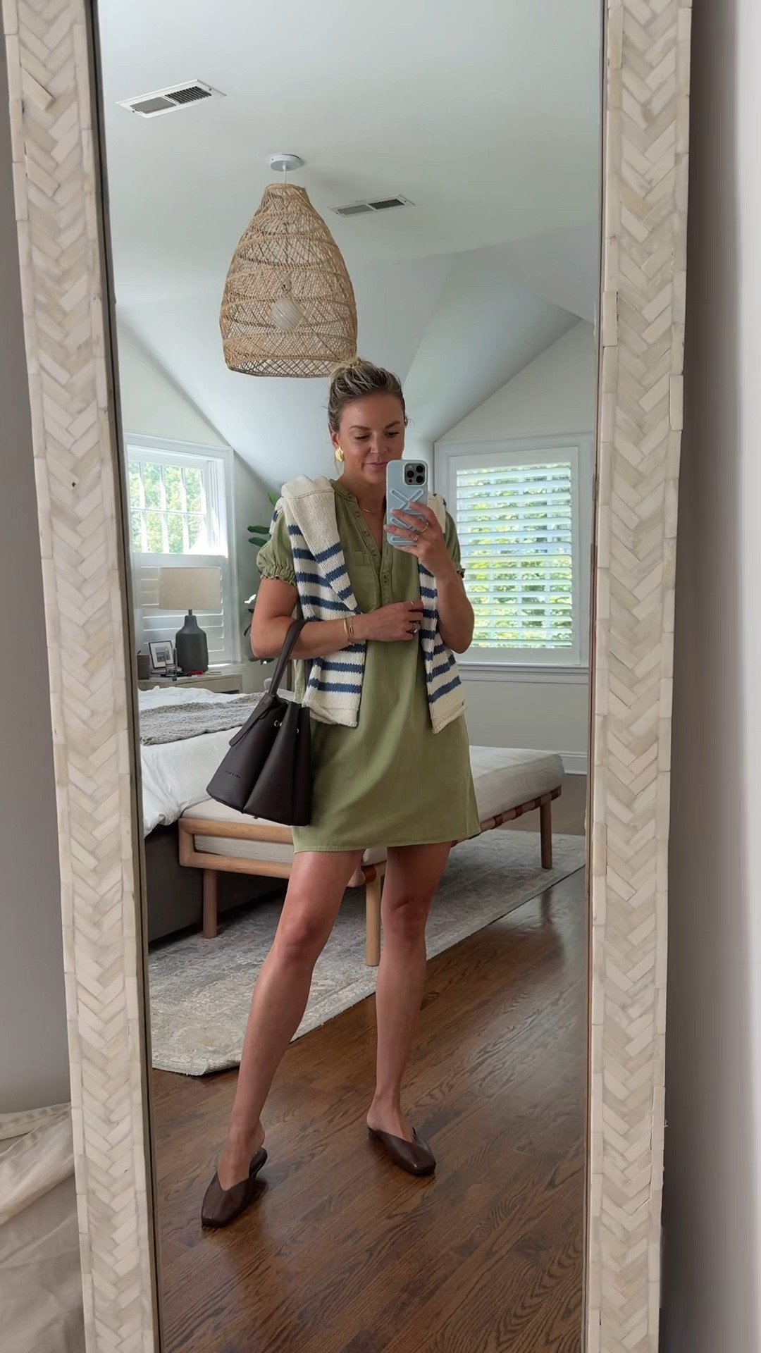 Summer pieces for transitioning into fall 
•small dress, tts, I’m 5’5
•sized up 1 to a medium in sweater
•flats tts 
•bag under $100 + several colors
