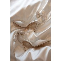 Charmed Satin Bow Heel - White | MESHKI US