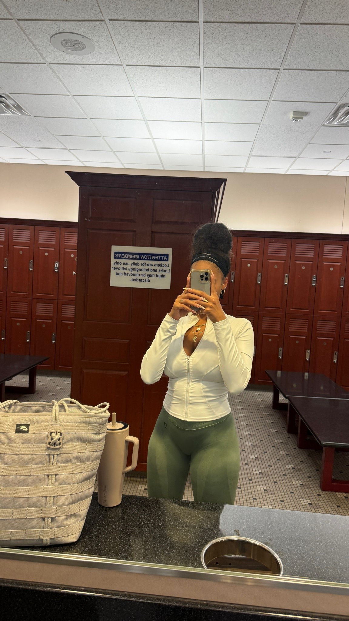 gym fittt of the day! jacket is medium & I absolutely love the snatch it gives! Wearing medium in leggings as well 🤍