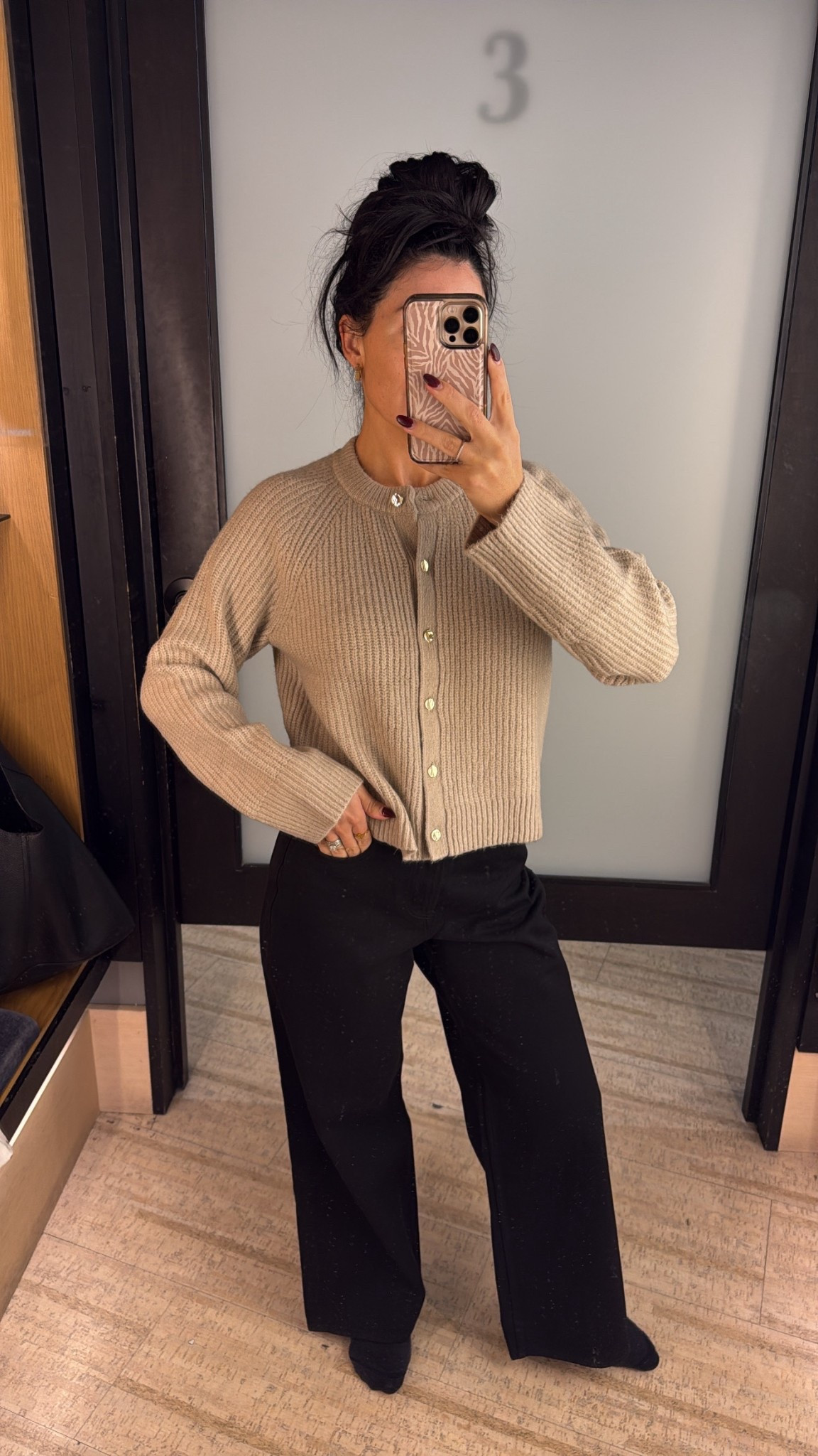 Abercrombie sale happening now // use code HOLIDAYRUSH for stacked savings! 
Size XS sweater 
Size 25 curve love wide leg jeans 


#LTKGiftGuide #LTKHoliday #LTKSaleAlert