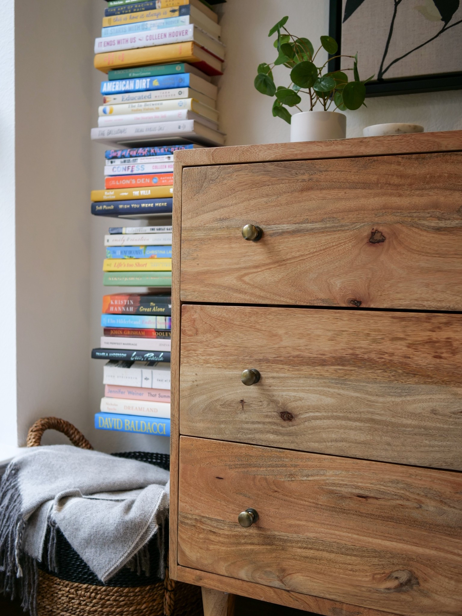This vertical stack, wall-mounted bookshelf is such a space saver! You can fit a small library just about anywhere and they’re super easy to install. ☺️

#LTKHome