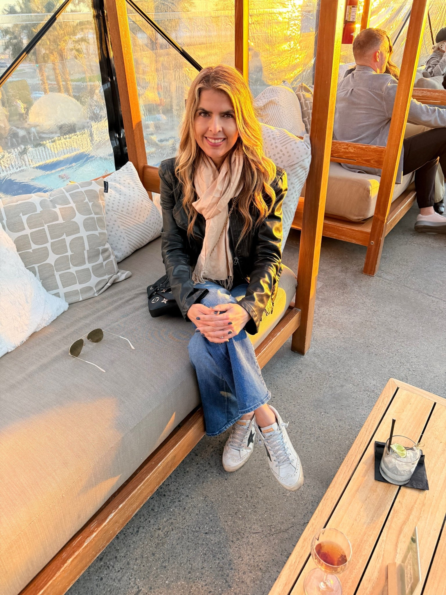 Leather jacket
Sneakers 
Pashmina 
Sunglasses 

#LTKSaleAlert #LTKdayinmylife #LTKTravel