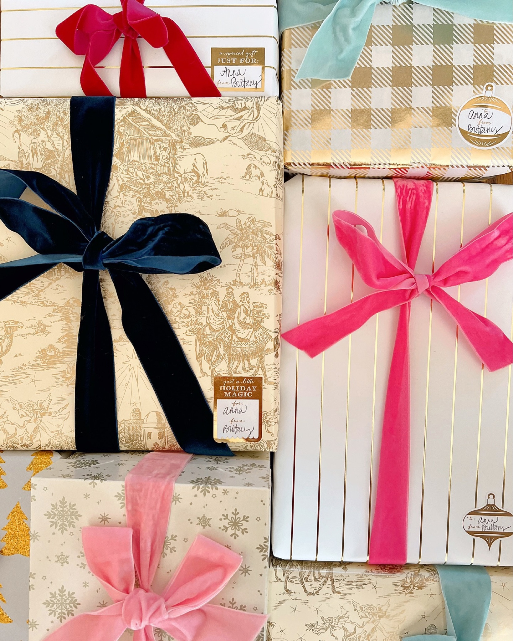 Wrapped and ready! Are you?
•
•
•
•
•
•
#wrappedgifts #christmasflatlay #christmaspresents #christmasishere #curatingjoy #ritualsofhome#sentimentalhome #velvetribbon #thesentimentaldecorator #sentimentalstyle #styleyourstory #herbeautifulhaven #curatingajoyfullife #hervintagehaven  #sentimentaldecor#vintagehomedeocr 

Vintage Home Style | Vintage Decor | Eclectic Style | Maximalist Home | Colorful Home | Home Inspiration | Collected Home | Curated Home | Traditional Home | Sentimental Style | Curating a Joyful Life | The Sentimental Decorator | Joyful Rituals for Home