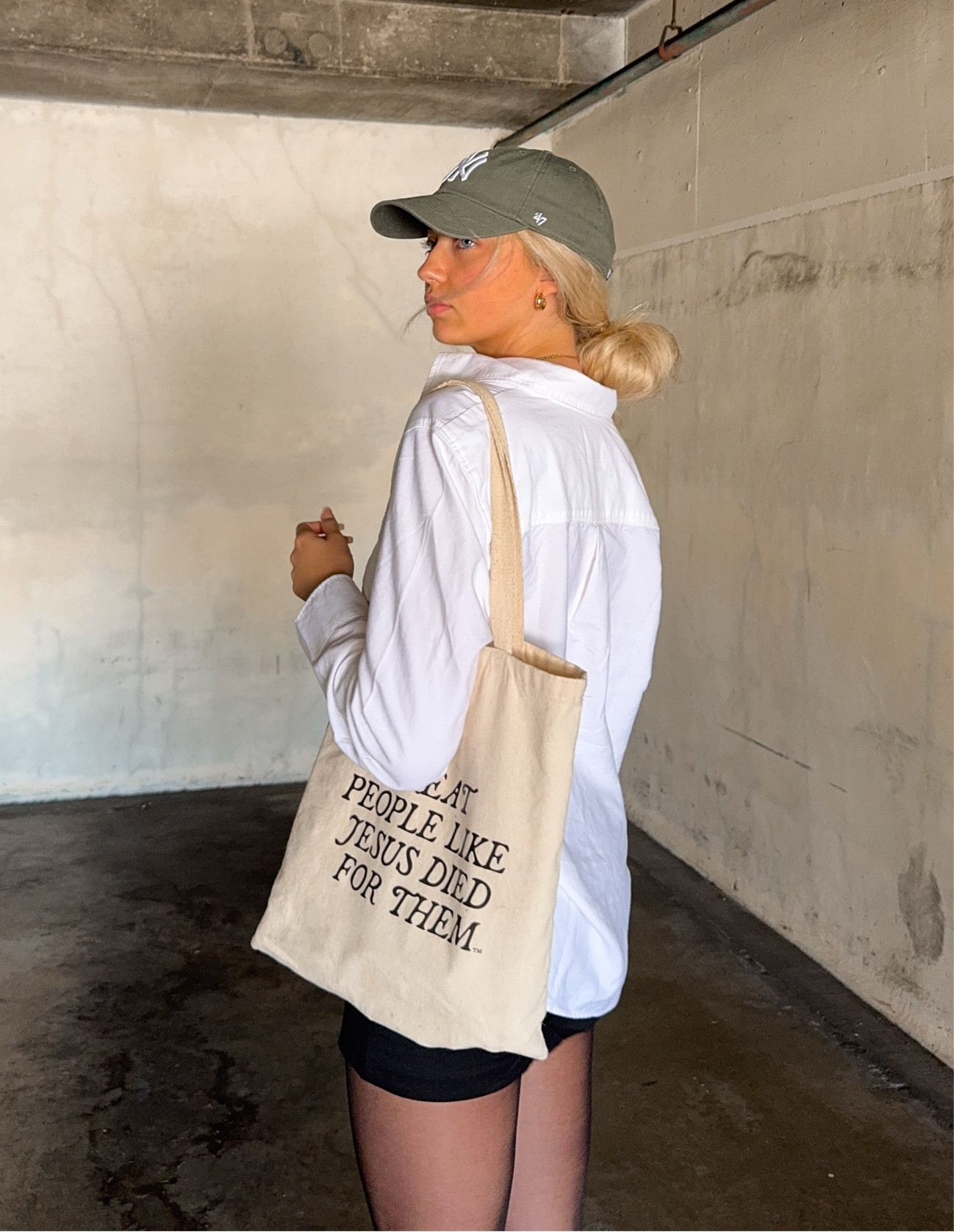 Casual fall/winter outfit <3
Baseball cap, white collared button up, tote bag, black skirtt
