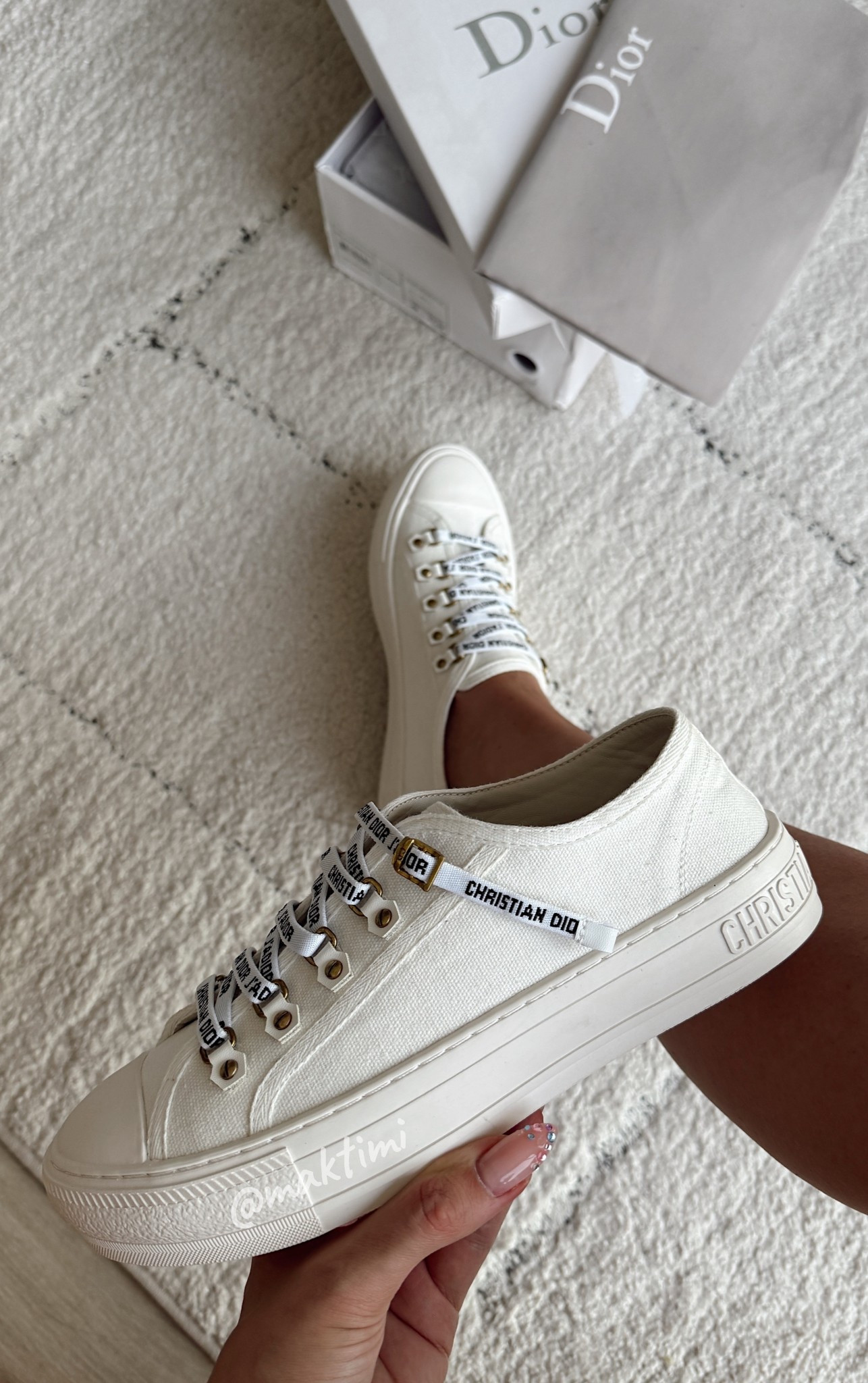 Choose 'D-009 white-shoelaces letter' from the list.
Size up 0,5 size

#LTKsale #LTKsummer #LTKshoes