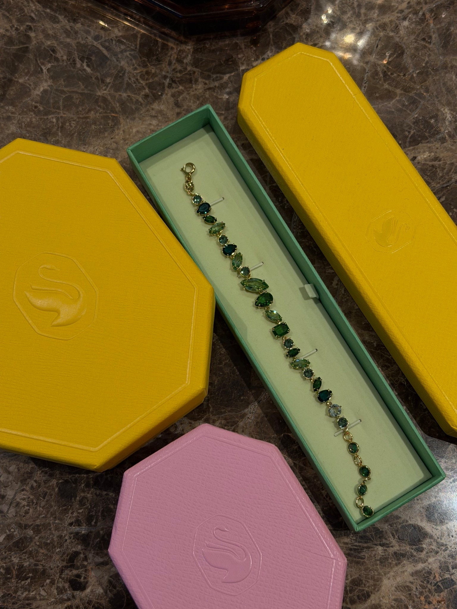 your jewellery says so much about you, so say it with swarovski ✨ over the years I’ve slowly become more selective with my jewellery, making sure I’m intentional with my choices and opting for high quality peices ✨ let me know if you want a part 2 ✨ 

#swarovski #jewellery #unboxingvideo #haul #goldjewelry 