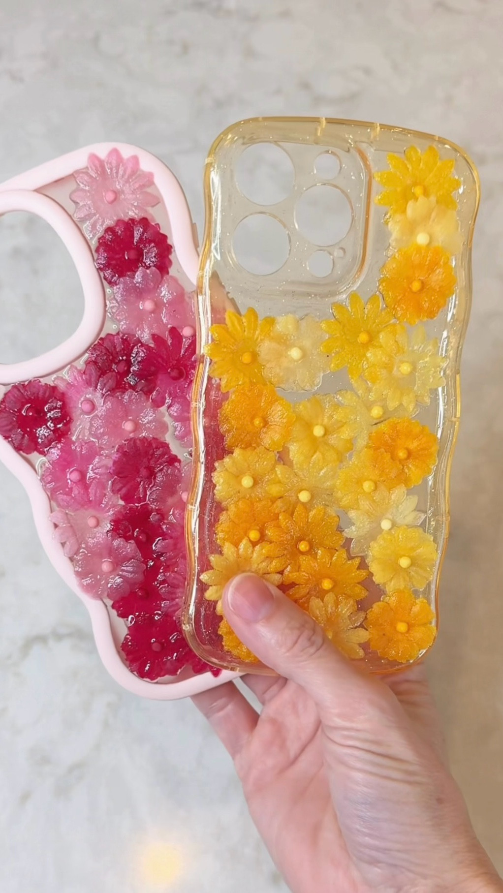 DIY floral phone cases made with resin! So easy to make!

