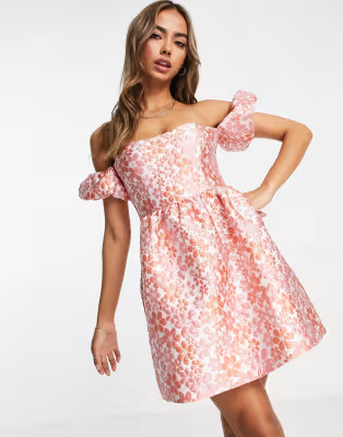 Miss Selfridge – Rosa geblümtes Jacquard-Minikleid mit Carmenausschnitt | ASOS (Global)
