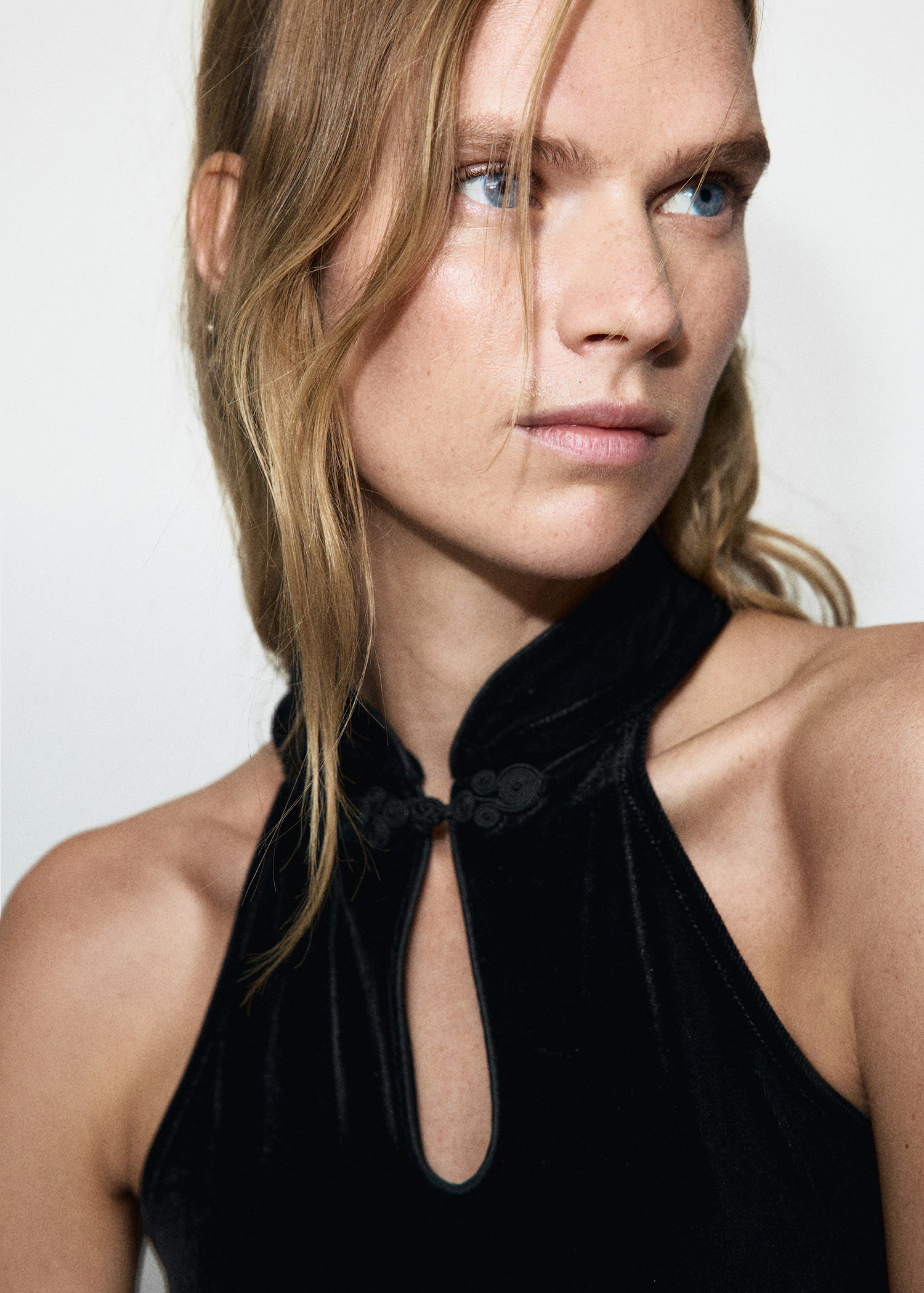 Velvet halter-neck top with toggle | MANGO (UK)