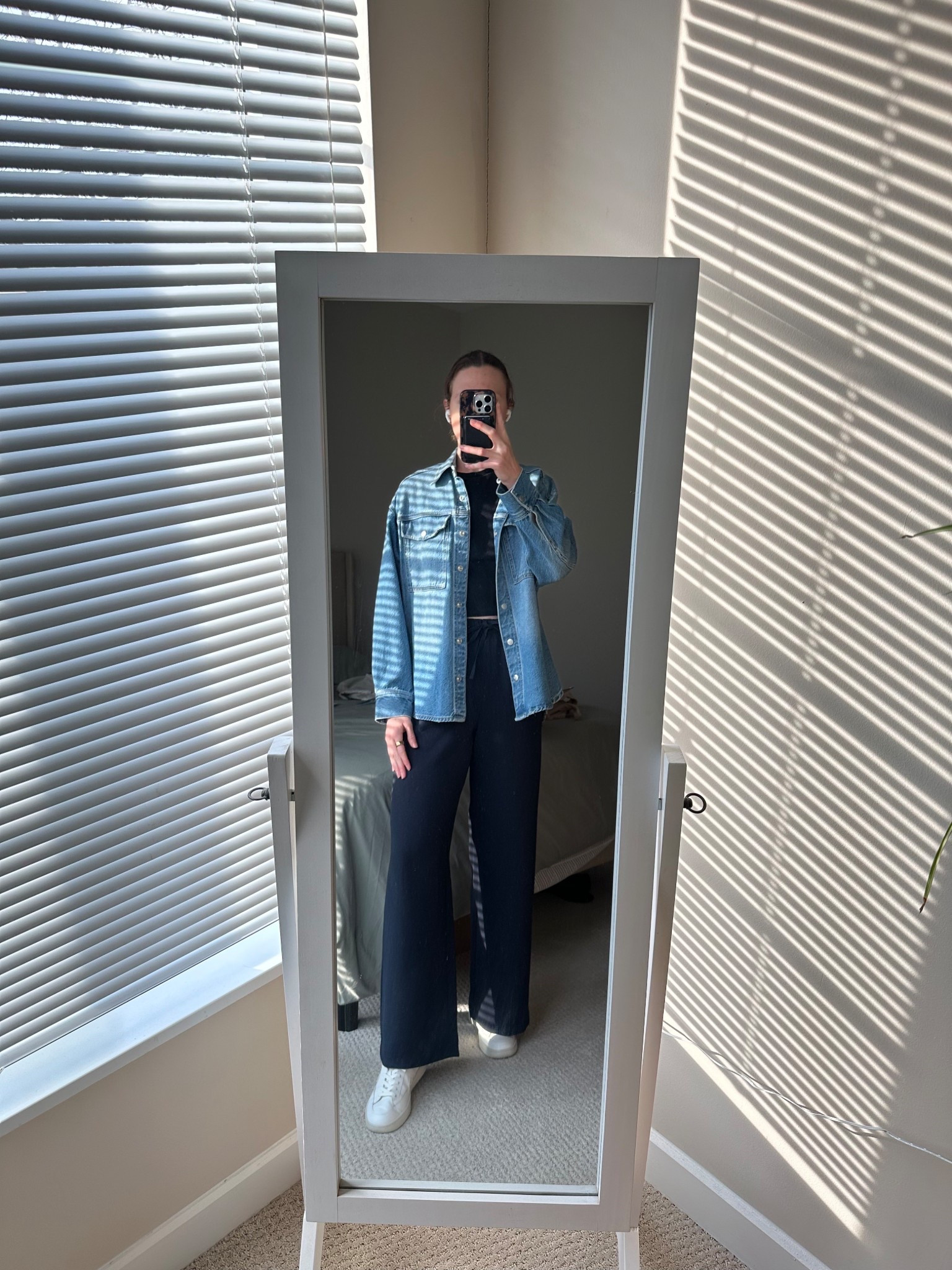 Aritzia lodge pants and denim jacket combo!!

#LTKSeasonal #LTKootd #LTKTravel