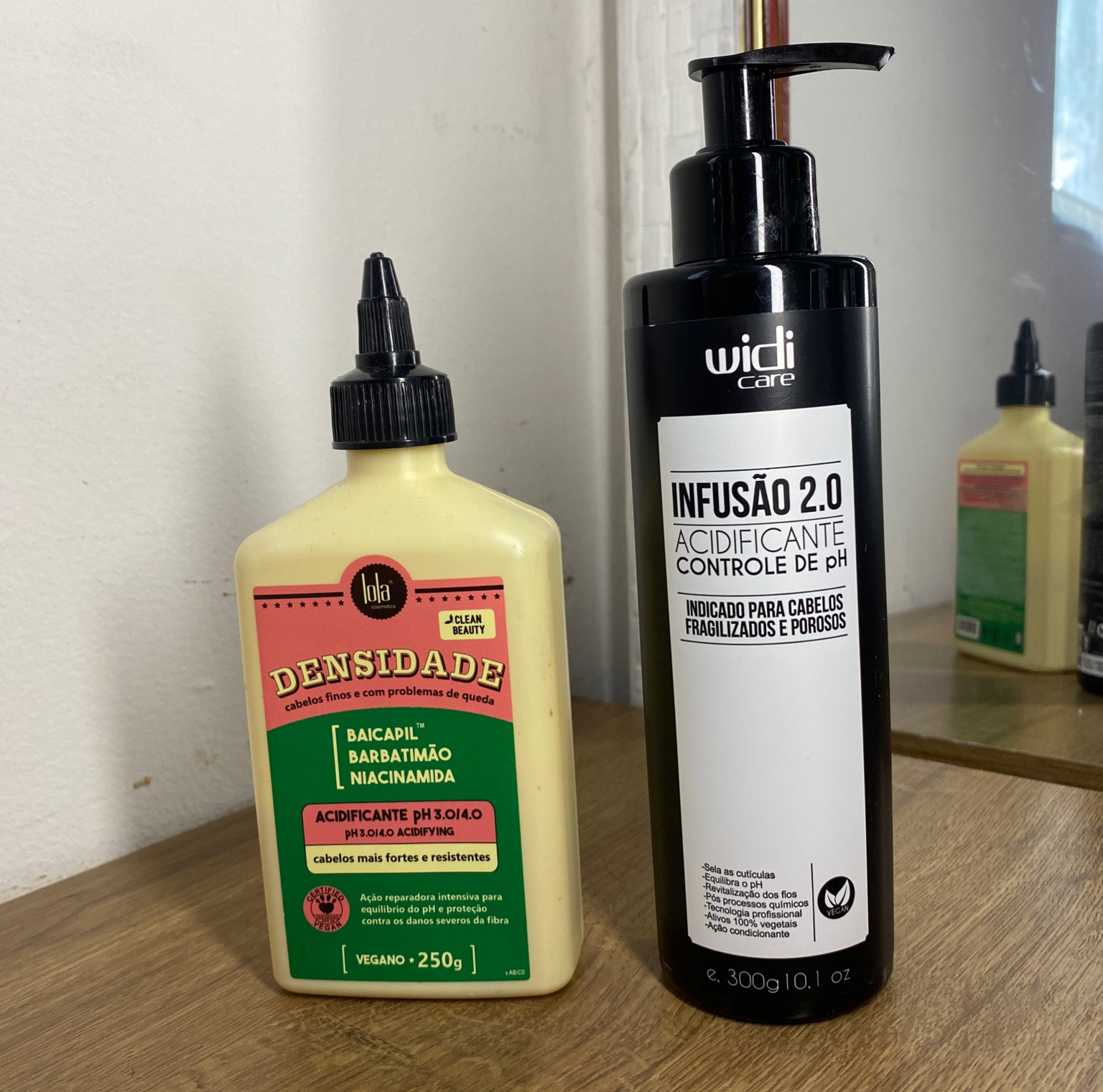 Meus acidificantes favoritos, mas se você sofre com porosidade eu recomendo de olhos fechado WIDI CARE 🤍

além de tratar a porosidade, ela sela as cutículas deixando seu cabelo muito mais alinhado, ele é recomendado para pós química, mas se seu cabelo é crespo você já tem o cabelo mais alcalino que o normal isso também serve para as loiras de plantão, e pra você que toma banho super quente e faz hidratação a cada 4 meses. 

