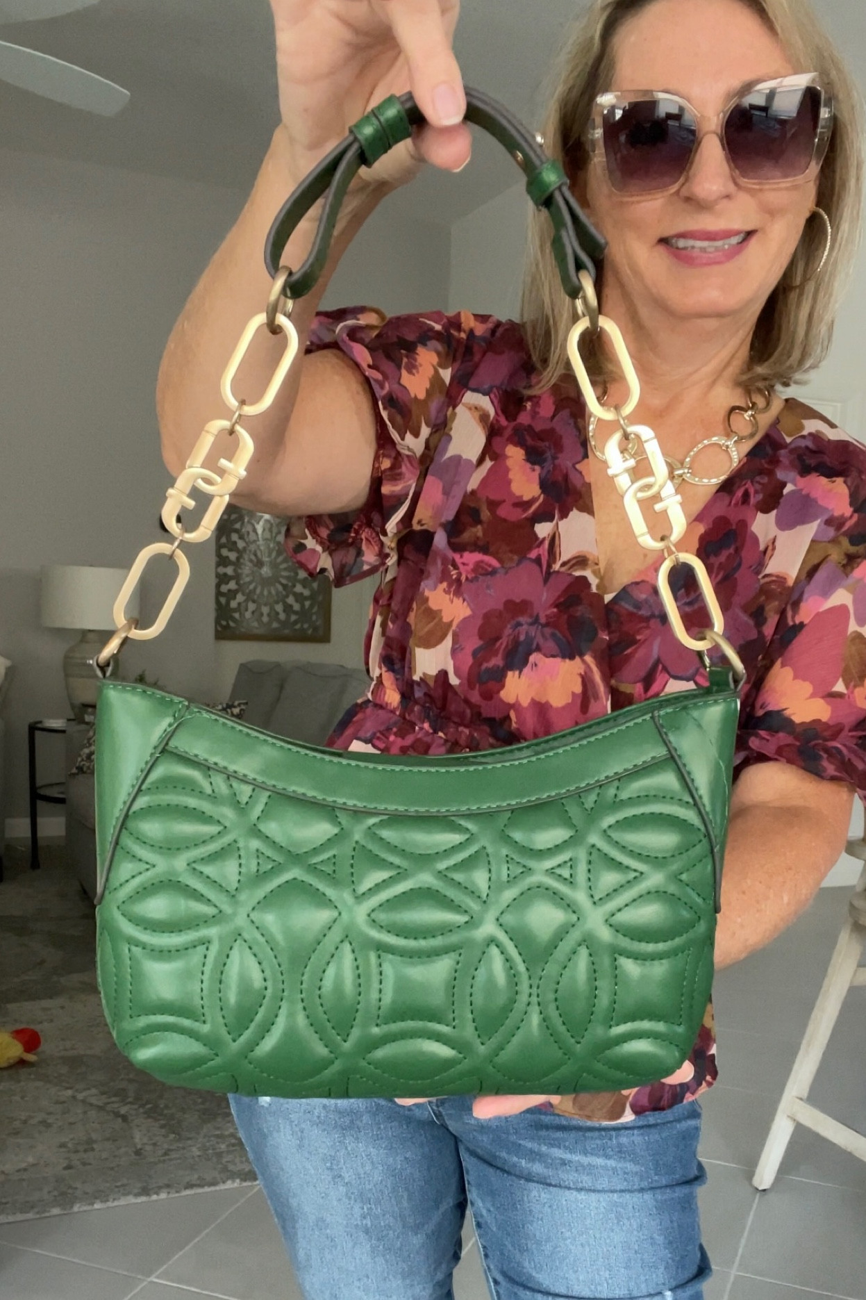 #WalmartPartner. This purse from @Walmart is adorable! I love the quilted look, the gold detail chain and the beautiful green color for fall! 

#LTKitbag #LTKfindsunder50