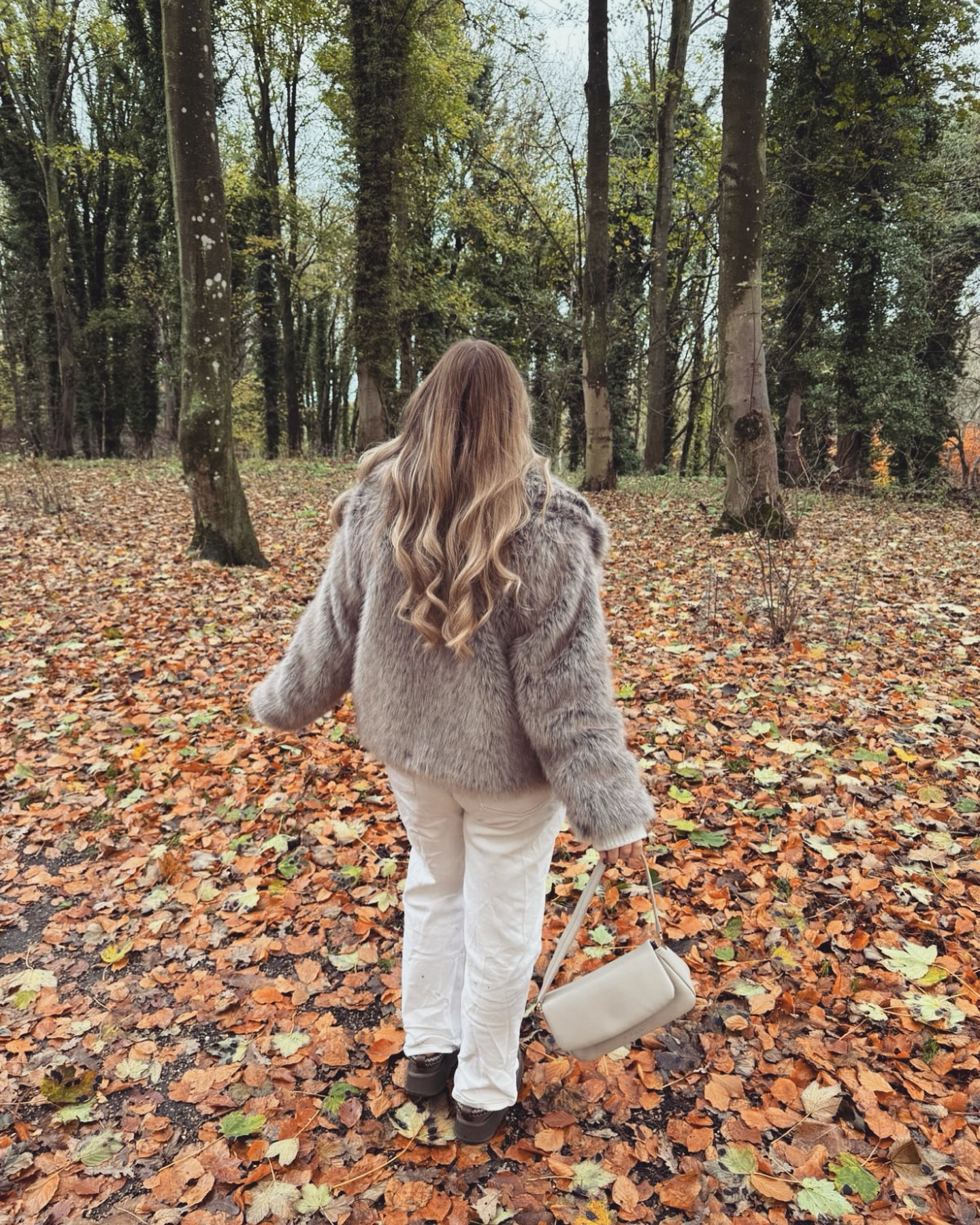 All I need is my little bestie and good bags in my life @katieloxton you can use my link this Black Friday in my highlights to shop the bestest deals 🎀👜@katieloxton #klfaves #klicons #winterwalks #uggtazz #newlook @newlook #littlebestie #mama #besties #furcoat