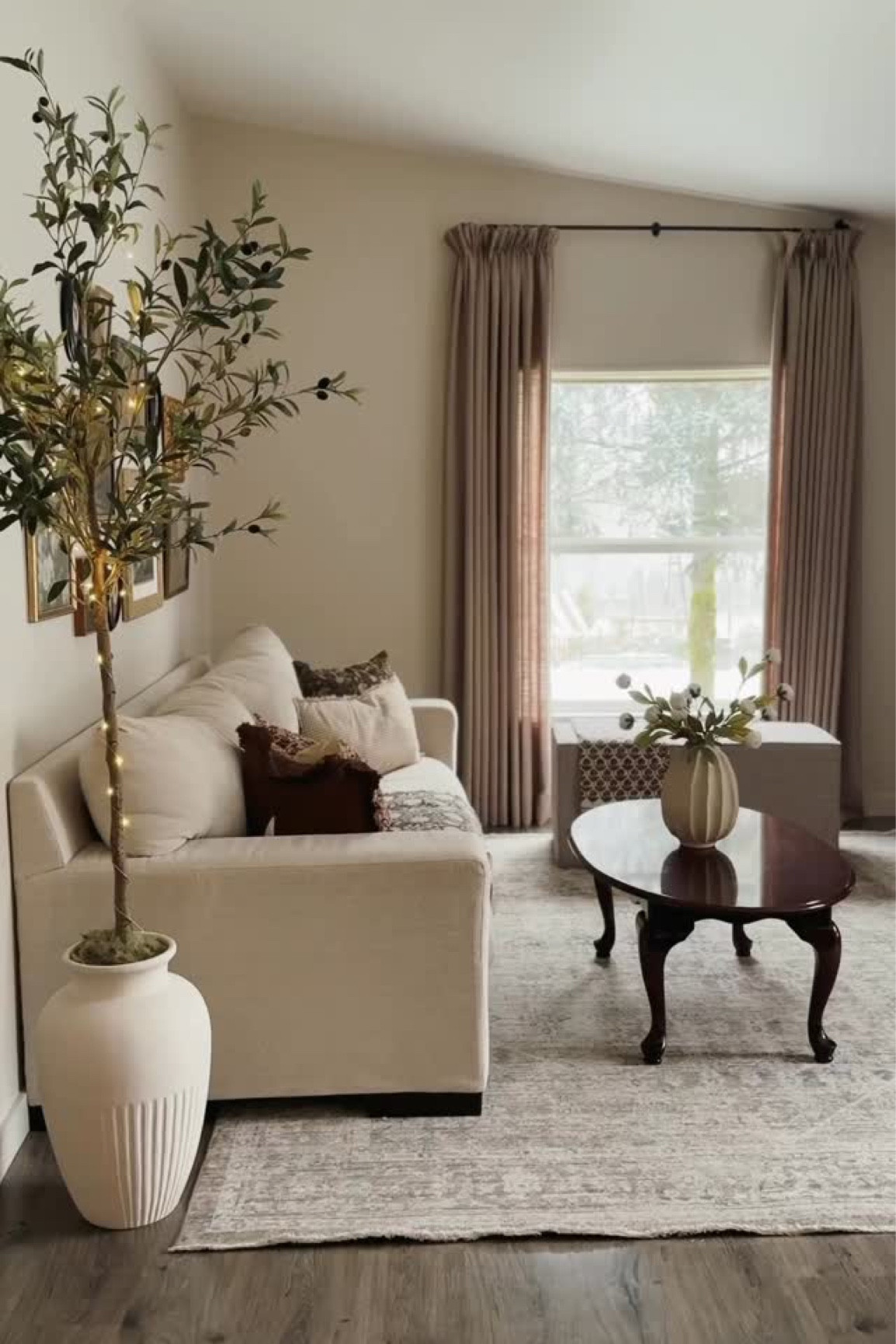 Our first snow!!! ❄️ and the most perfect Sunday. 💗

Beautiful kantha throws and pillows from @aandetextilehouse