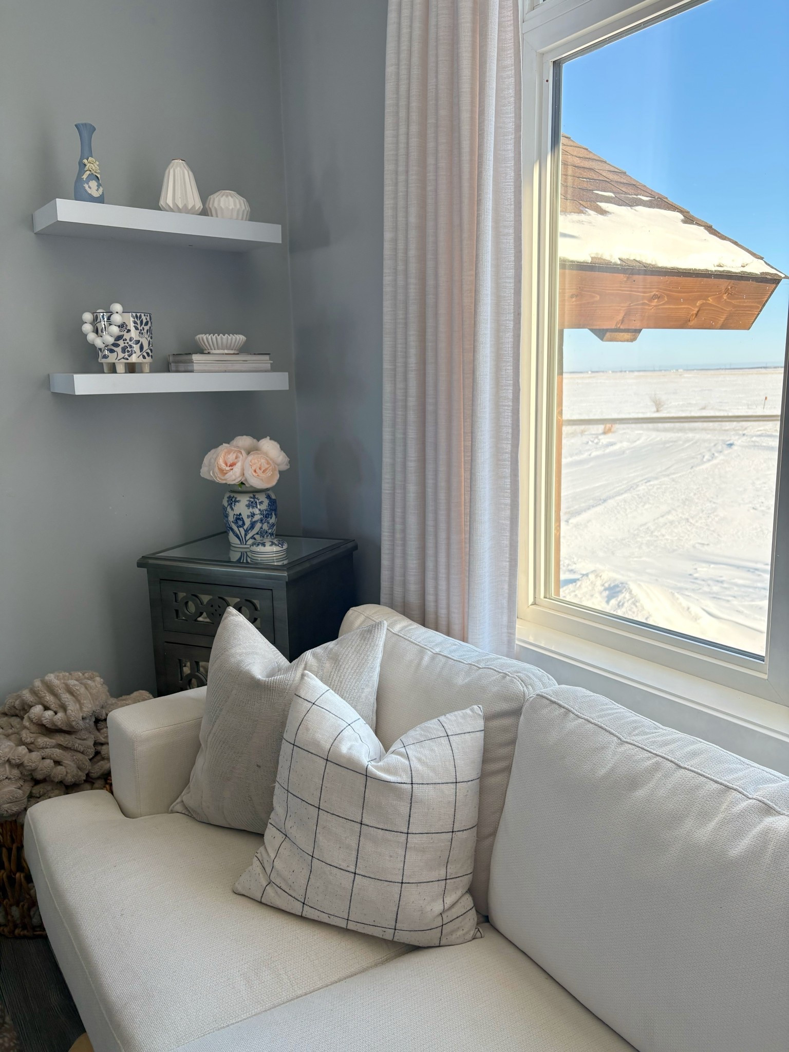 Living room corner 

Neutral decor 
Neutral couch
Blue and white decor
Country house
Amazon home
Throw pillows
Cozy throw blanket
Affordable decor 

#LTKhome