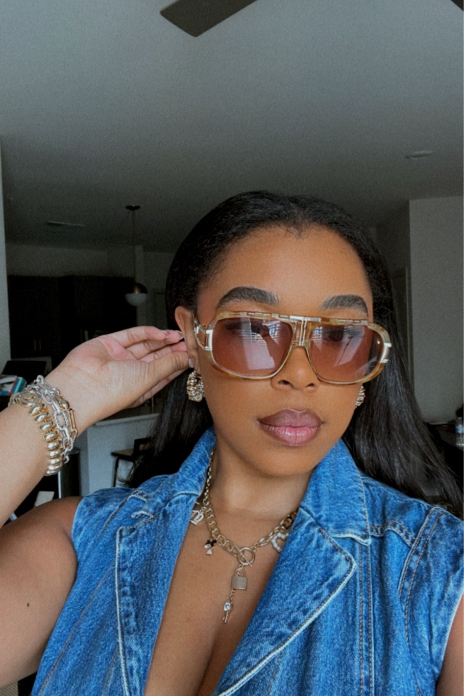 Gold accessories just do it for me 