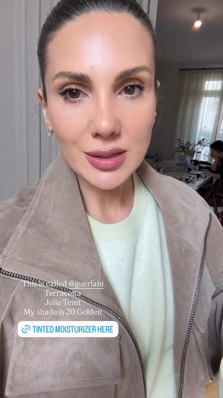 This is called @guerlain 
Terracotta 
Jolie Teint 
My shade is 20 Golden