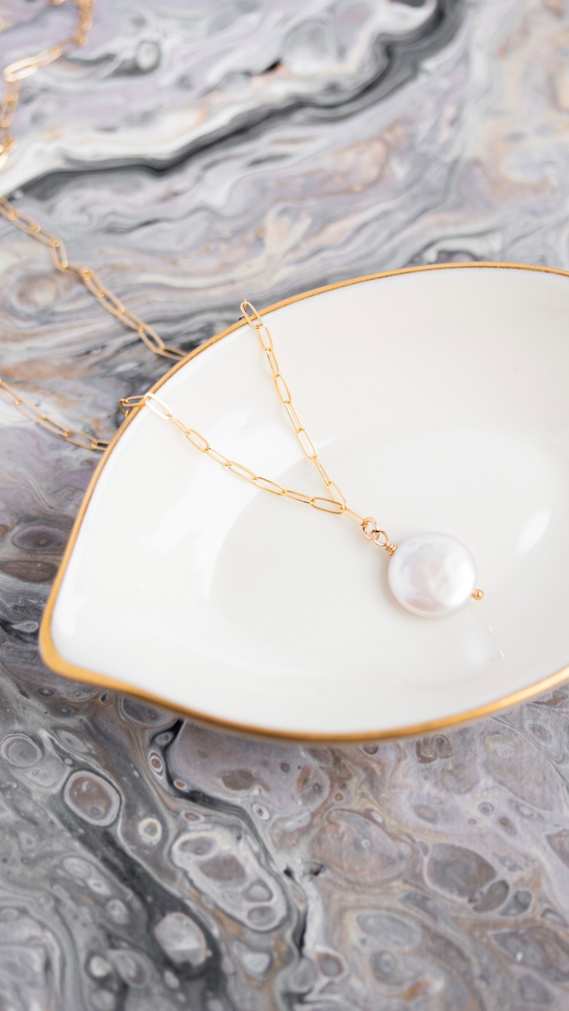 Simple coin pearl + gold paper clip chain necklace🩷 Easy DIY accessory!

#LTKWorkwear #LTKBeauty #LTKValentine