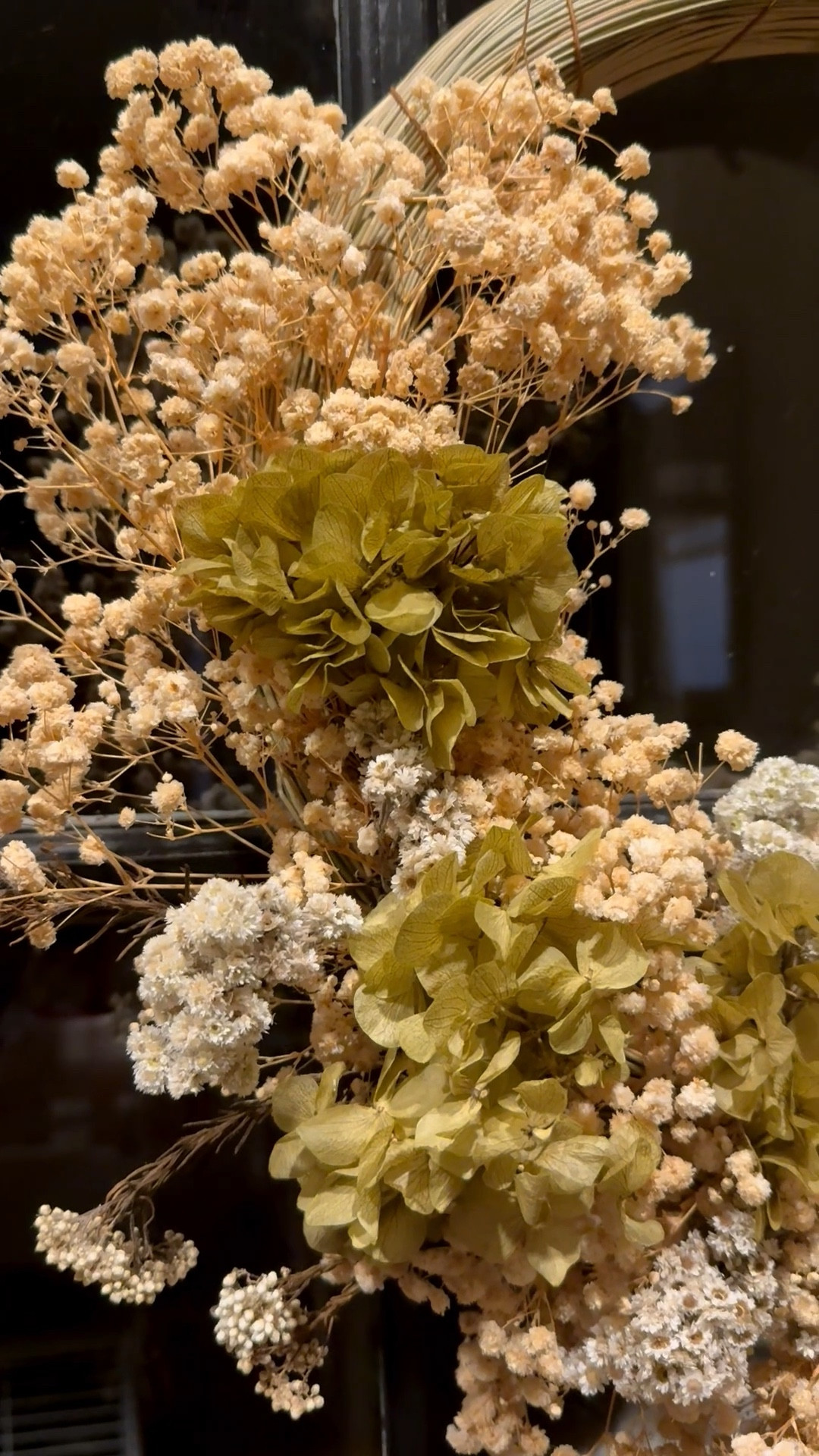 Just bought this beautiful preserved wreath today. I loveeee the natural colors. 


#target #threshold #studiomcgee #magnoliahome 

#LTKSeasonal #LTKHome