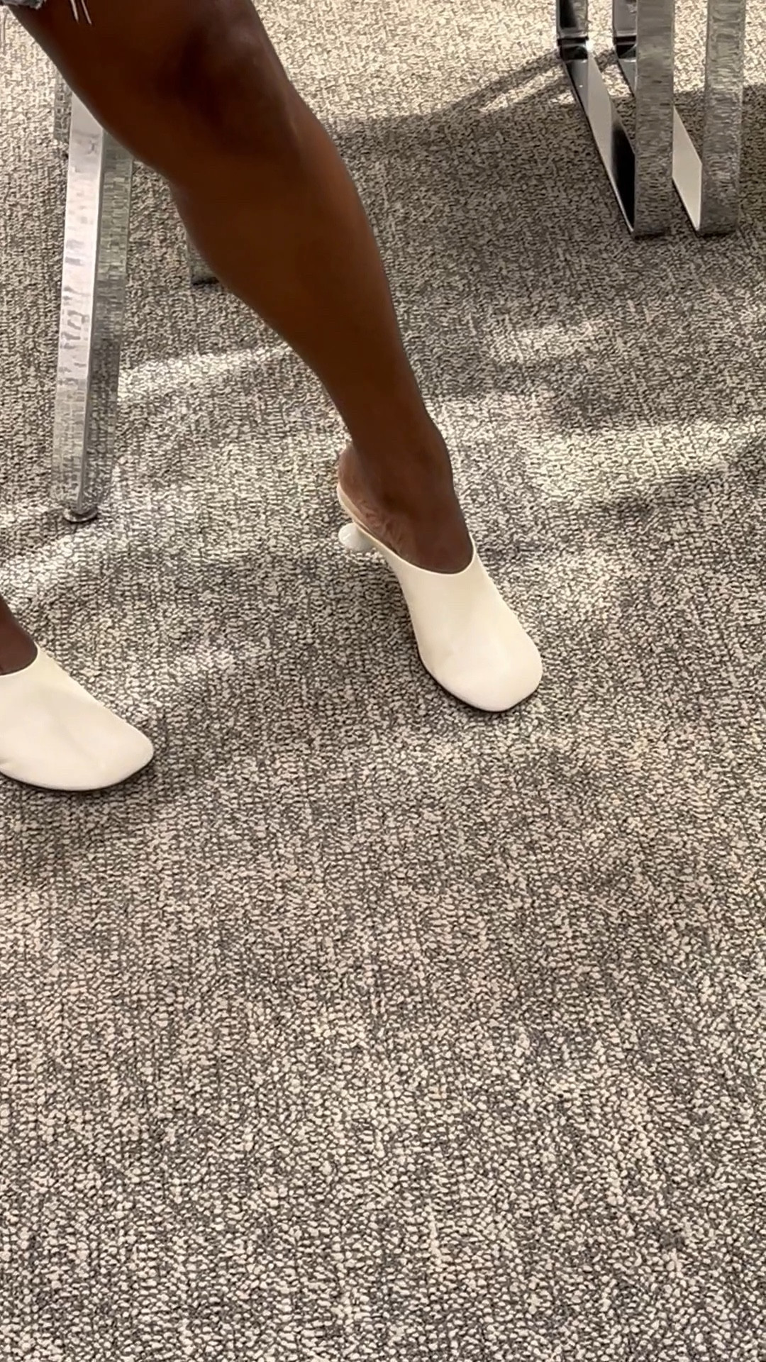 Love these mules! I would prefer them in black. 