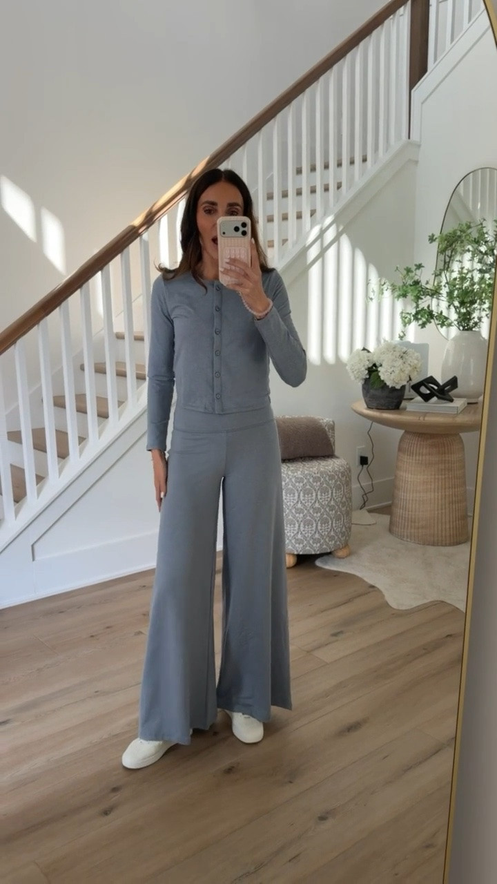 Vuori set, I'm wearing size S in pants and XS in cardigan.

matching lounge set, comfy travel outfit, casual airport style, soft loungewear set, wide leg lounge pants, everyday comfy outfit, neutral athleisure style, cozy casual look, effortless lounge wear, casual matching set