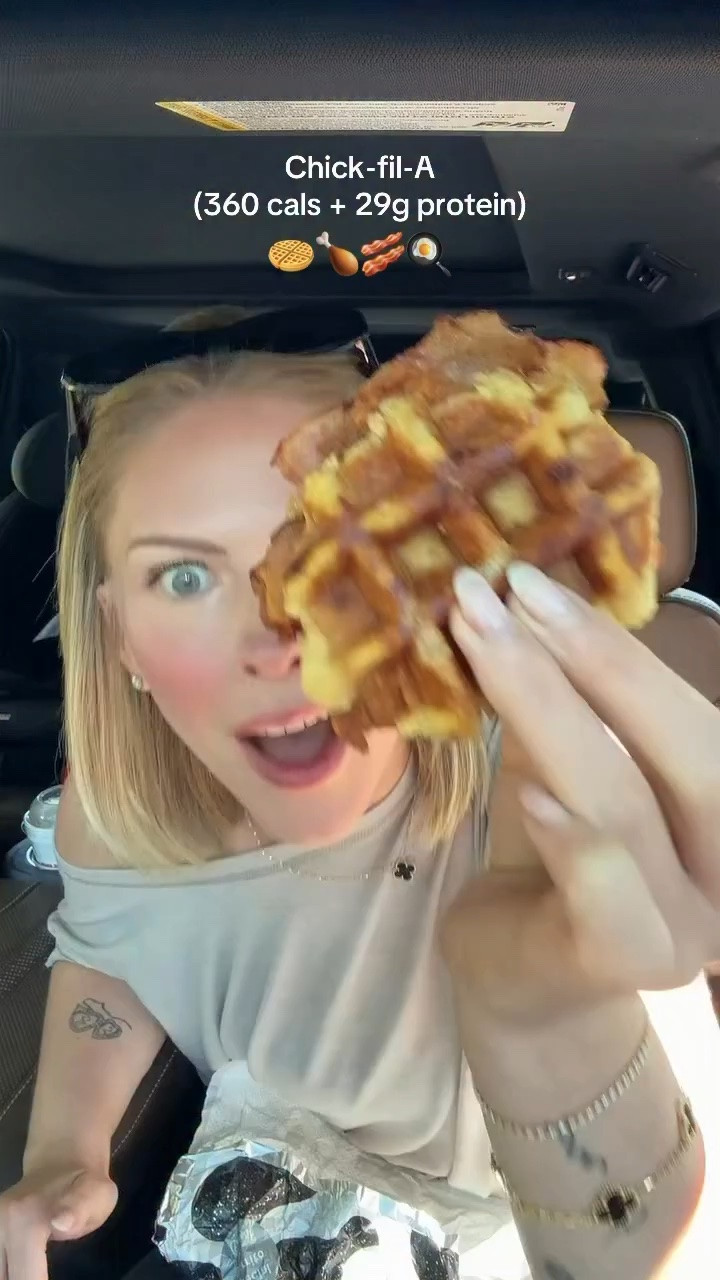 Chick-fil-A Breakfast (360 cals + 29g protein) 🧇🍗 the new Chicken & Waffles sandwich with no modifications is 710 calories…Here’s how to order it my way: 
-Chicken & Waffles Breakfast Sandwich w/ a Grilled Filet, add egg whites, and Colby Jack cheese (remove 1 side of the waffle) and use 1/2 of the syrup instead. 
 *you could also order another grilled filet with an egg white+cheese to use the other half of the waffle and syrup as an additional meal or to share*
#chickfila #breakfast #order #protein #menu