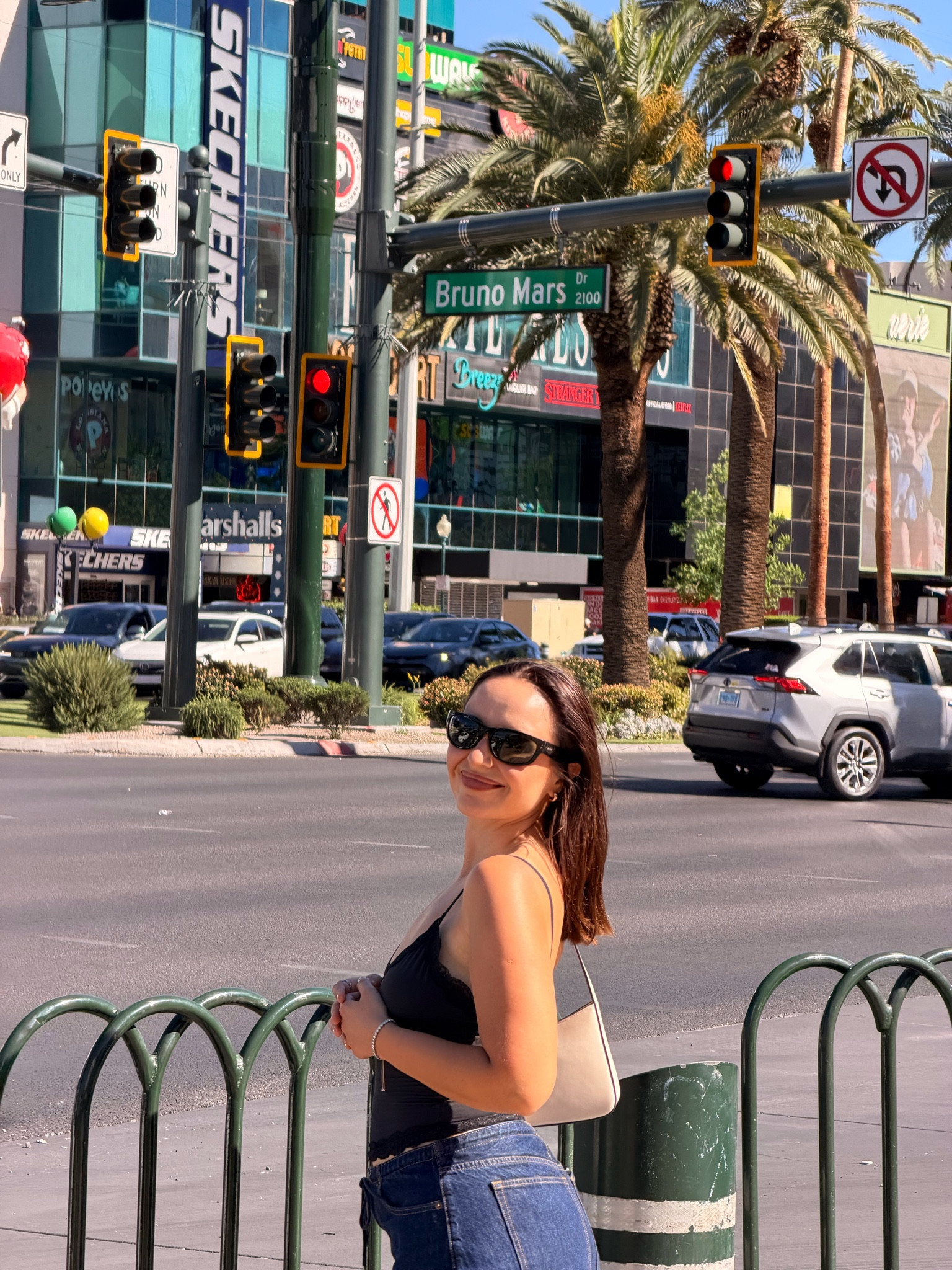Vegas fit.

@abercrombie jorts - 30
Rayban Mega Balorama sunnies
Amazon top - M