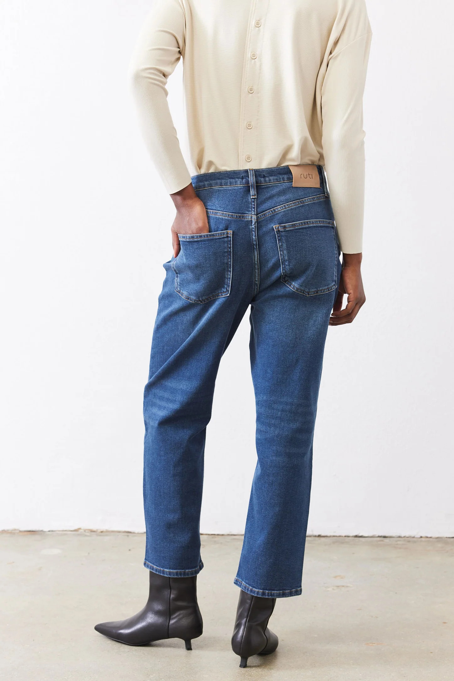 The Crop Mid-Rise Straight Jeans | Ruti