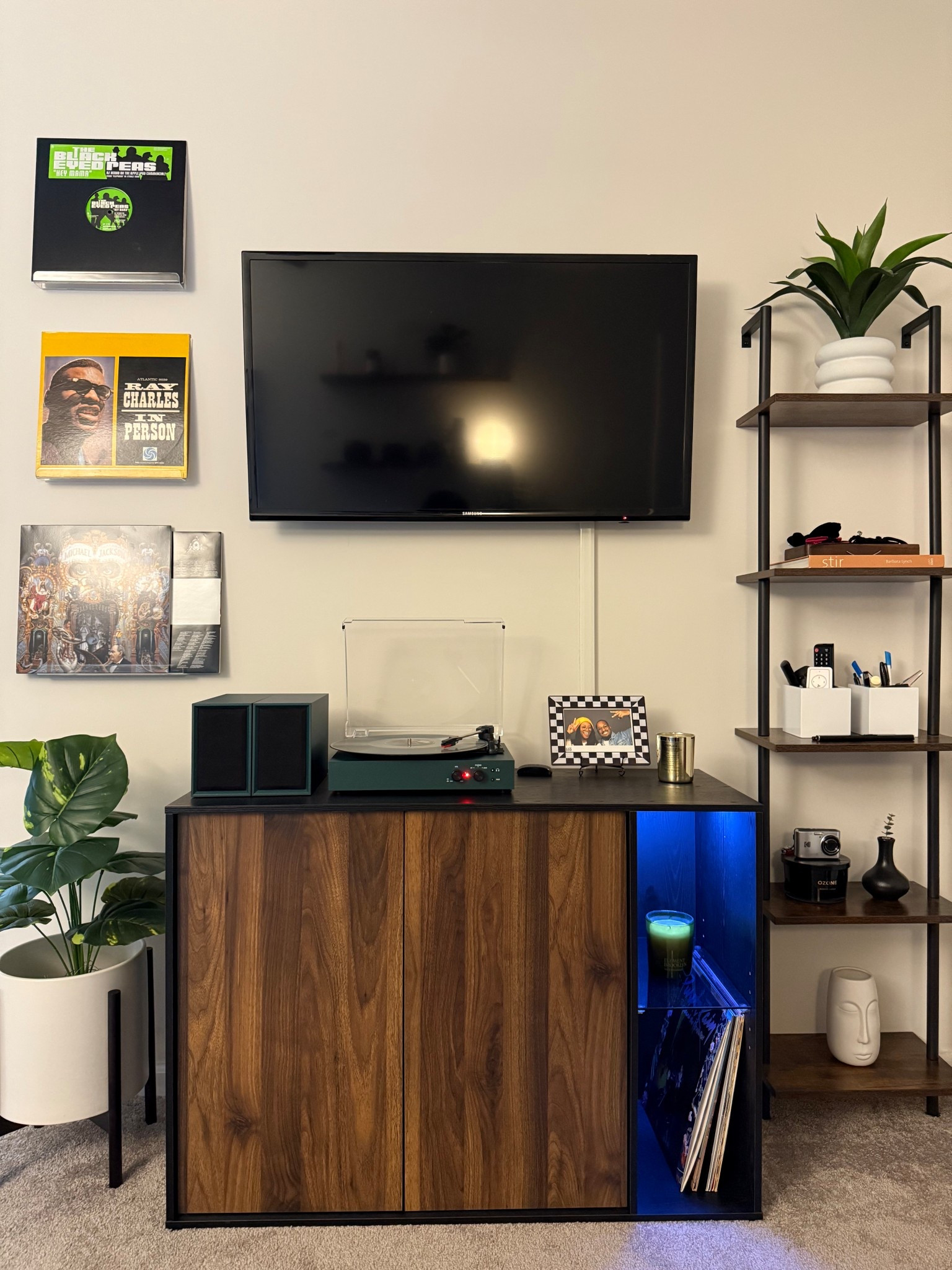 So obsessed with my media wall in my office space! I’m slowly building up my vinyl collection. It’s so nice to listen to some good music while getting some work done.
It’s just so cozy in here now and I love it! 😊