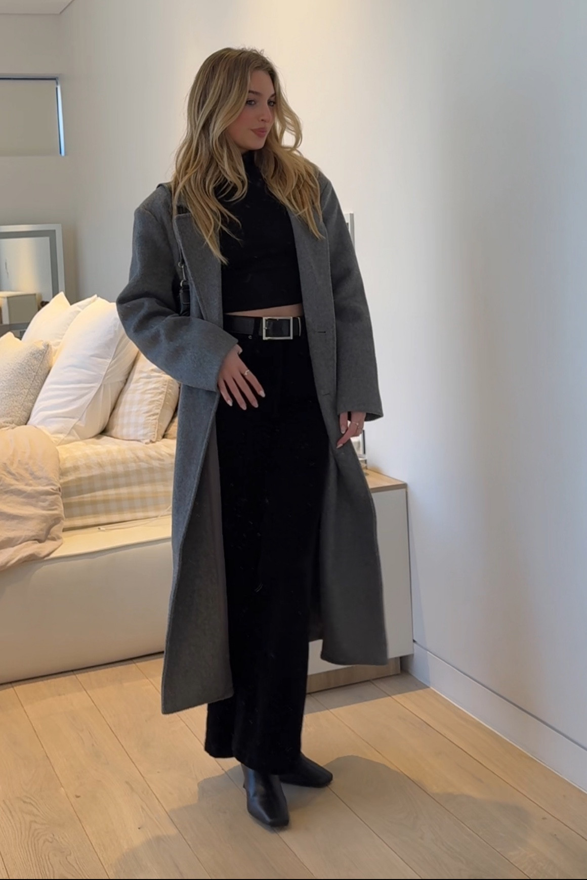 Black and grey fit🤍🖤

Top is old Zara and pants are old glassons⭐️

🏷️ elevated basics, autumn outfit ideas, winter fashion, trousers, capsule wardrobe

#LTKSeasonal #LTKstyletip #LTKworkwear