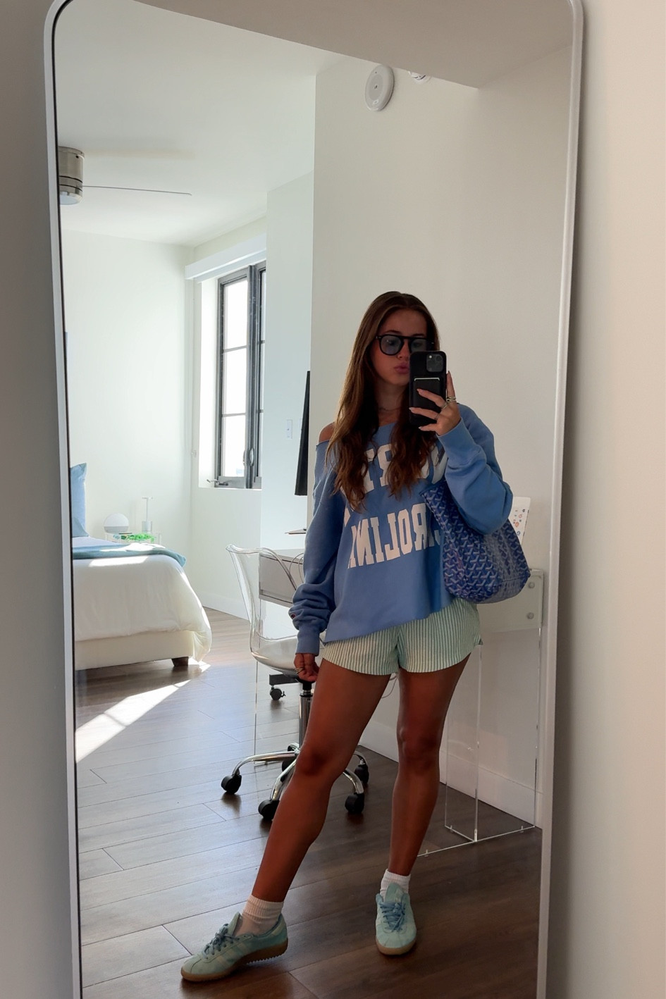 comfy cozy for class today 🩵 love adding a lil pop of color though! happy spring 🤸🏽‍♂️🌱🫶

#LTKSeasonal #LTKfindsunder50