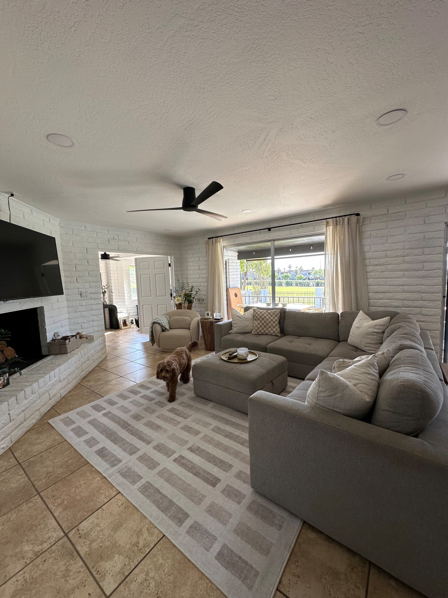 did a little cozy up of our space, added a rug, curtains & a more modern fan ☕️🧺