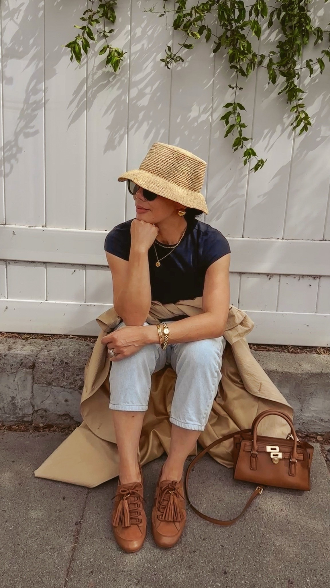 My kind of early fall uniform 🤎
(An easy on and off) Trench + Keely Tassel Suede Trainer + Hamilton Moderne Extra-Small Leather Crossbody Bag.

@michaelkors-us 
#michaelkors
#mkpartner