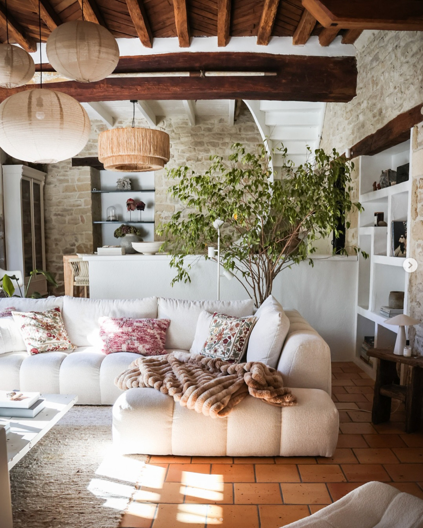 Décoration maison, maison bohème, inspiration décoration salon, bohemian interior, maison en pierre, livingroom decoration , livingroom inspiration, cosy decoration, classy chic interior, french decoration, natural decoration, deco naturelle, décoration vintage 

 #LTKfrance #LTKeurope #LTKhome