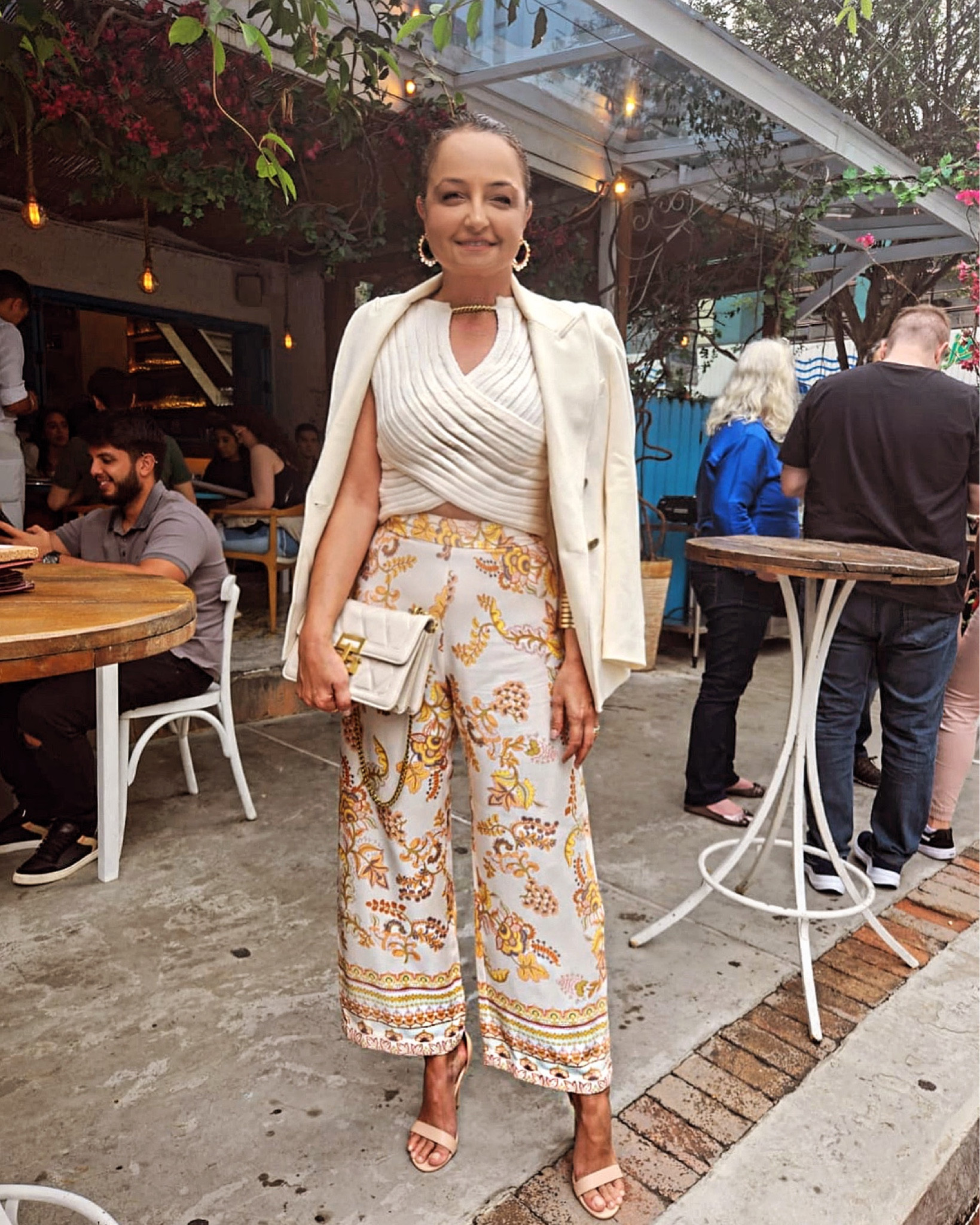 
Eu ando preferindo muito os lisos, mas as estampas enriquecem o look. Gosto muito delas para os looks de verão.

Créditos do Look
Calça @lojasrenner
Sandália, top e bolsa @sheinbrasil 
Blazer @zara 

#letslinharesstyle #looksdaletslinhares #lookinspiração #lookshein @lookrenner #lookzara

#LTKbrasil #LTKover40 #LTKstyletip