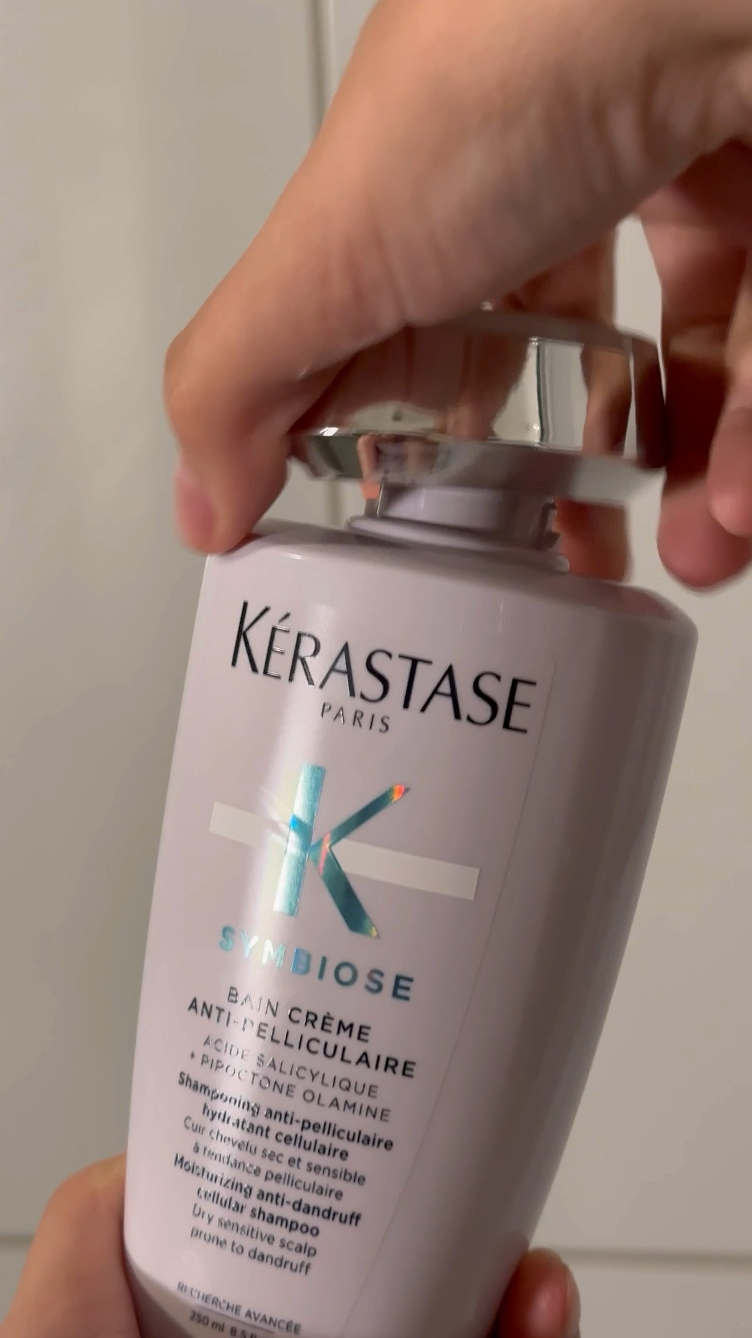 RESENHA LINHA SYMBIOSE KÉRASTASE 

Meu tipo de cabelo: Fino, naturalmente cacheado, com raiz oleosa e fios mais secos.


Pra quem não tem caspas ou descamação não é uma linha de uso diário e sim pra entrar na rotina como um tratamento de limpeza profunda pra equilibrar a raíz e acumulo de resíduo cosmético.

Pra quem tem cabelo mais fino sabe que quando a limpeza é muito profunda acaba abrindo demais as cutículas e deixando o cabelo armado então é importante escolher o shampoo cremoso pra ter um fator hidratante e usar em uma quantidade menor após a esfoliação.

A minha primeira impressão é que de fato cumpre o prometido, uma sensação de couro cabelo super limpo sem deixar o comprimento seco.

#LTKbeauty #LTKbrasil