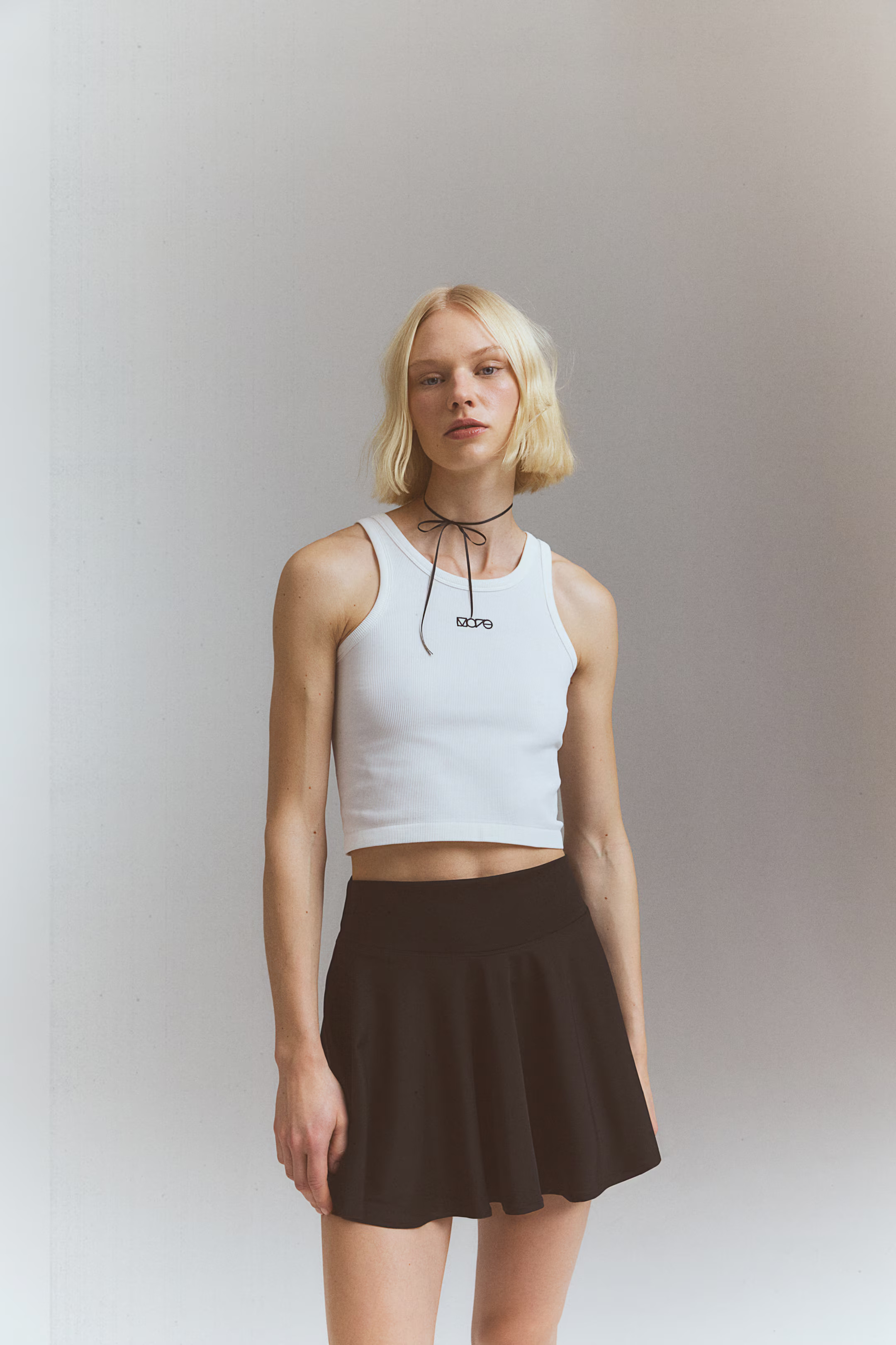 Cropped seamless sports vest top in DryMove™ | H&M (UK, MY, IN, SG, PH, TW, HK)