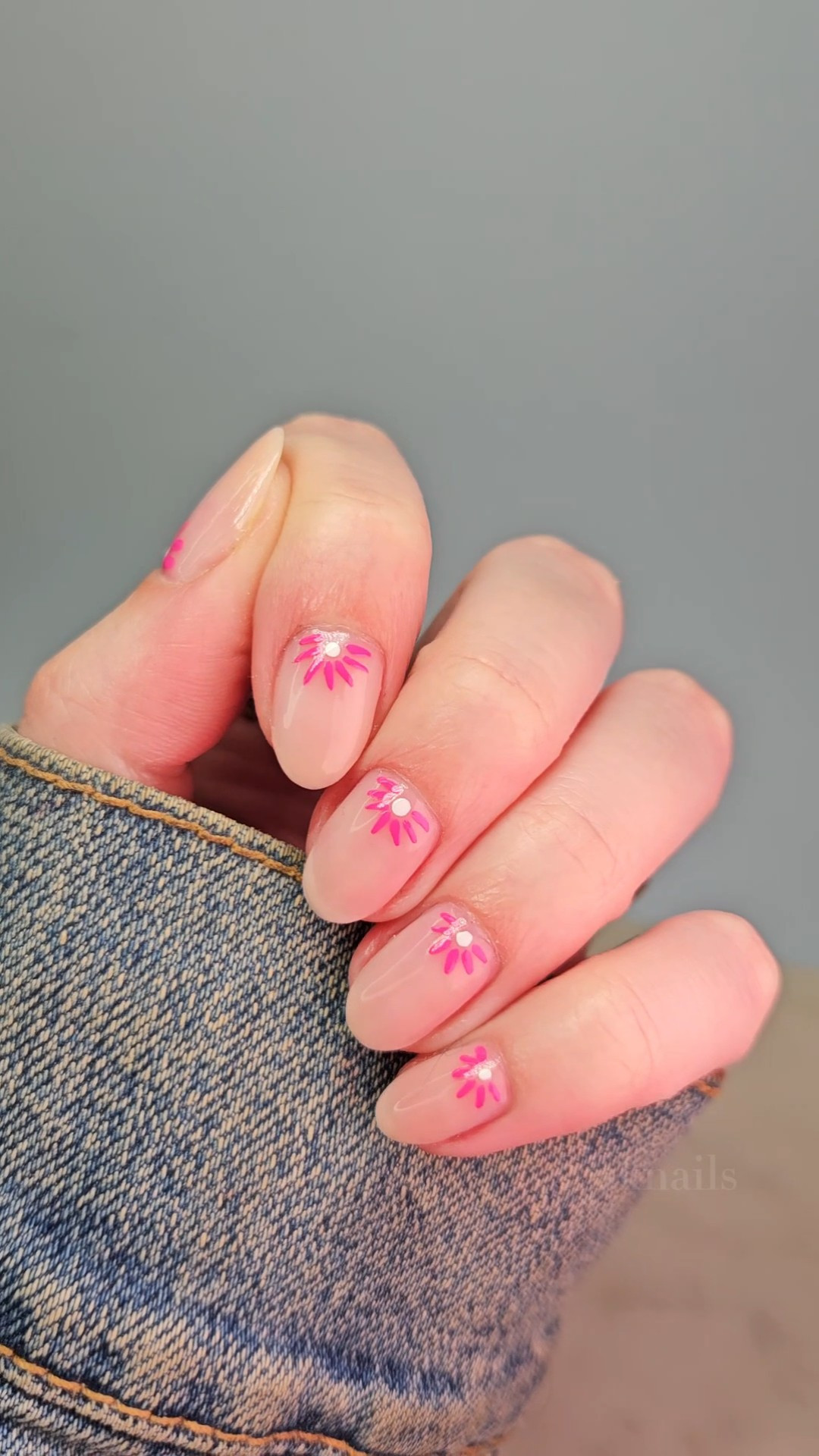 minimal pink daisy nails for spring 🌸using all Sally Hansen polishes! Dotting tools linked! 

#LTKVideo #LTKSeasonal #LTKbeauty