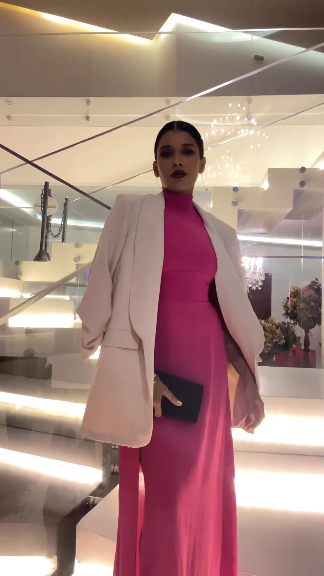 Quando chegam as estações mais frias, muita gente acha que é a hora de guardar aquele vestido lindo no armário até que o clima esquente novamente, mas isso não precisa necessariamente ser assim, sabia? Afinal, dá sim para arrasar com um look com vestido no inverno e em dias mais frios — e uma das formas de fazer isso é apostando no blazer



#ltkconbr2023 #blazer #lookinspiracao 

#LTKeurope #LTKbrasil #LTKbeauty