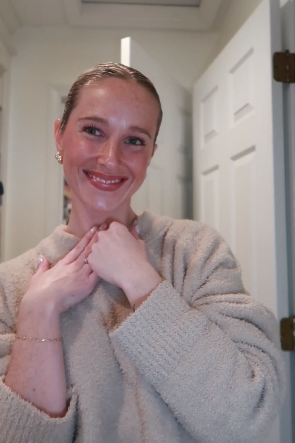 The perfect glowy clean girl makeup look! Been loving a quick makeup routine that leaves me feeling so good! My everyday products that I love 