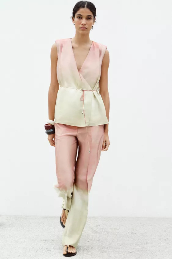 An enhanced experience.Check it out in the app. | Zara US