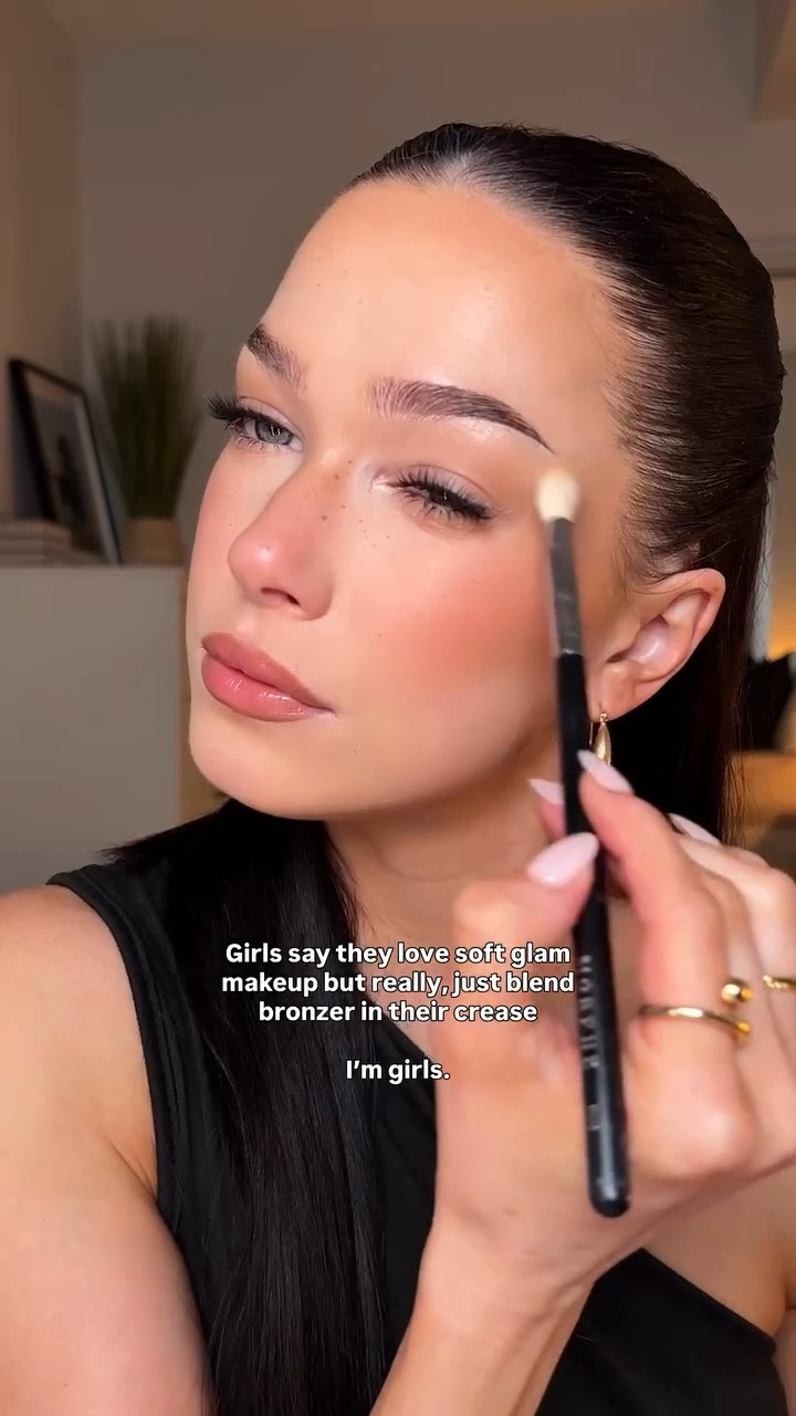 @saiebeauty baked bronzer in the crease is just so effortless and cohesive okay, but should I bring back eyeshadow tutorials? 👀 #softglam #bronzer #eyeshadowtutorials
