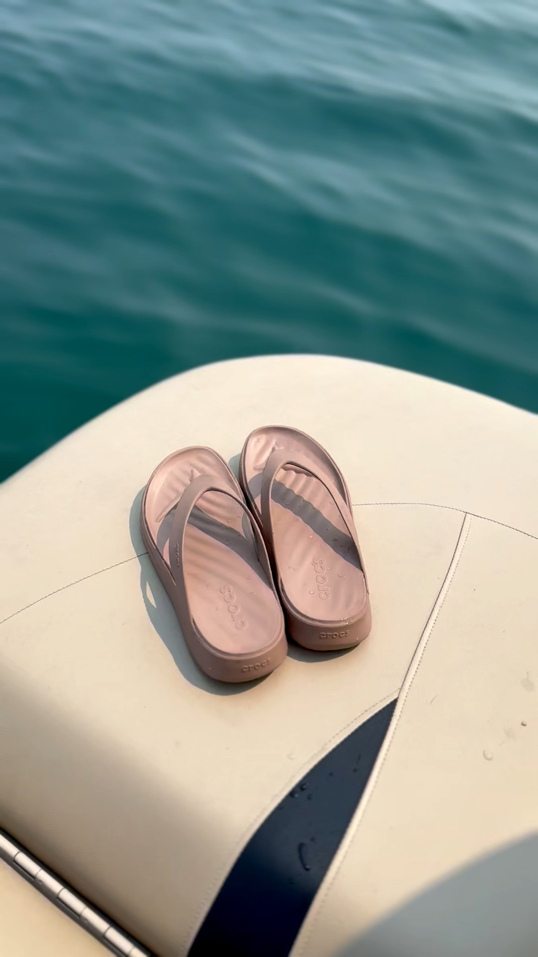 #CrocsPartner • These Crocs Getaway Flips are basically summer in a shoe 🩴☀️ Super lightweight, soft seamless straps, and the Free Feel Technology™ upper literally feels like nothing at all. Plus… they FLOAT 😳🌊 Perfect for lake days on Huron, tossing in a beach bag, or chasing kids on the sand.

#crocspartner @crocs #ad

#LTKSwim #LTKShoeCrush #LTKSeasonal