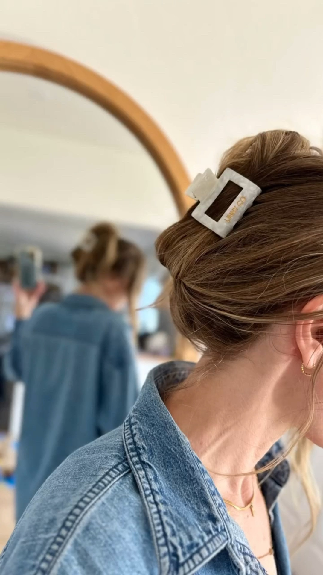 I wasn’t planning to fall in love with a brand this week… but then a little @shoplinnyco magic arrived on my doorstep.
There’s something so special about discovering a company that just gets your style, classic, playful, and made with heart. Collaborating with @shoplinnyco has been a dream, and the four beautiful pieces they sent instantly became new favorites. Each one feels like it was chosen just for me! They are lightweight, unique, and full of personality.

Whether I’m dressing up for date night, chasing the kiddos around, or sneaking in a solo coffee run, these pieces add the perfect touch of charm. I love working with brands that feel like an extension of my own world, and Linny Co is exactly that.

Thank you for creating such beautiful, joy-filled designs, I’m so excited to keep styling them!
Linked below or BIO 
->Use code amyb15 to Save!!

#shoplinnyco #linnycostyle #giftedcollab #neutralstyle #personalstyle #partner