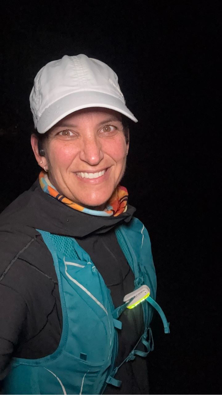 Last week: sweating in a tank top 🥵
This week: bundled up like it’s winter 🧥
Tempo run complete — only 2 more before race day!✨ 

#CurvyRunner #slowrunner #runningjourney #slowrunnersclub #slowrunnersclub 💪#halfmarathontraining